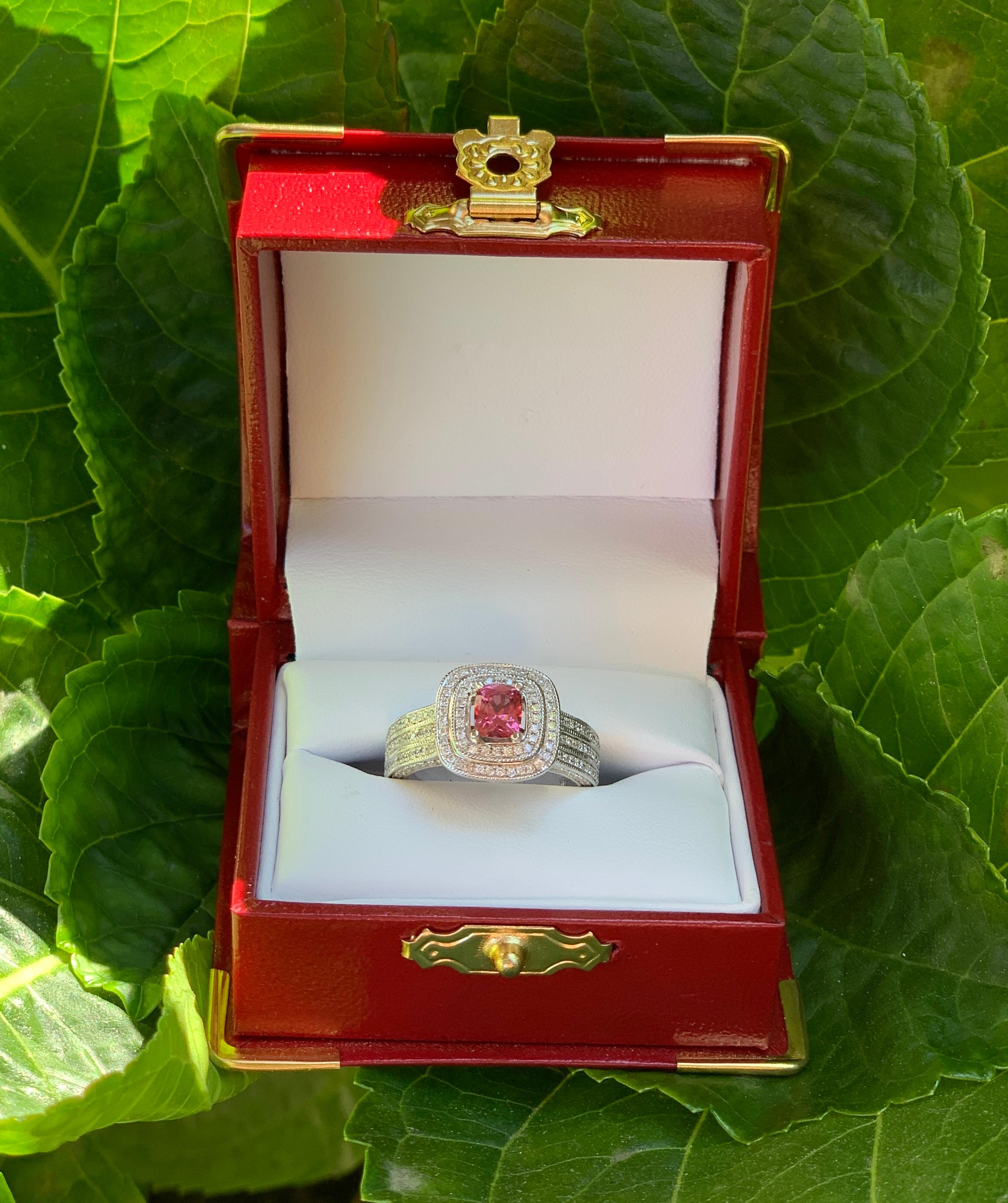 1,65 Karat lebhaft funkelnder rosa Saphir Diamant Doppel Halo Weißgold Ring (Zeitgenössisch) im Angebot