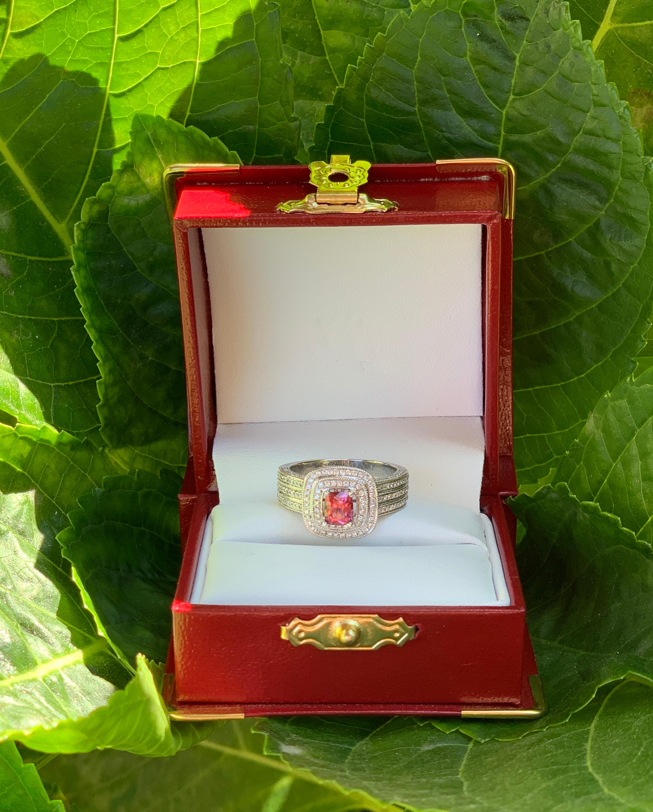 Taille coussin Bague en or blanc à double halo de diamants et saphir rose vif scintillant de 1,65 carat en vente