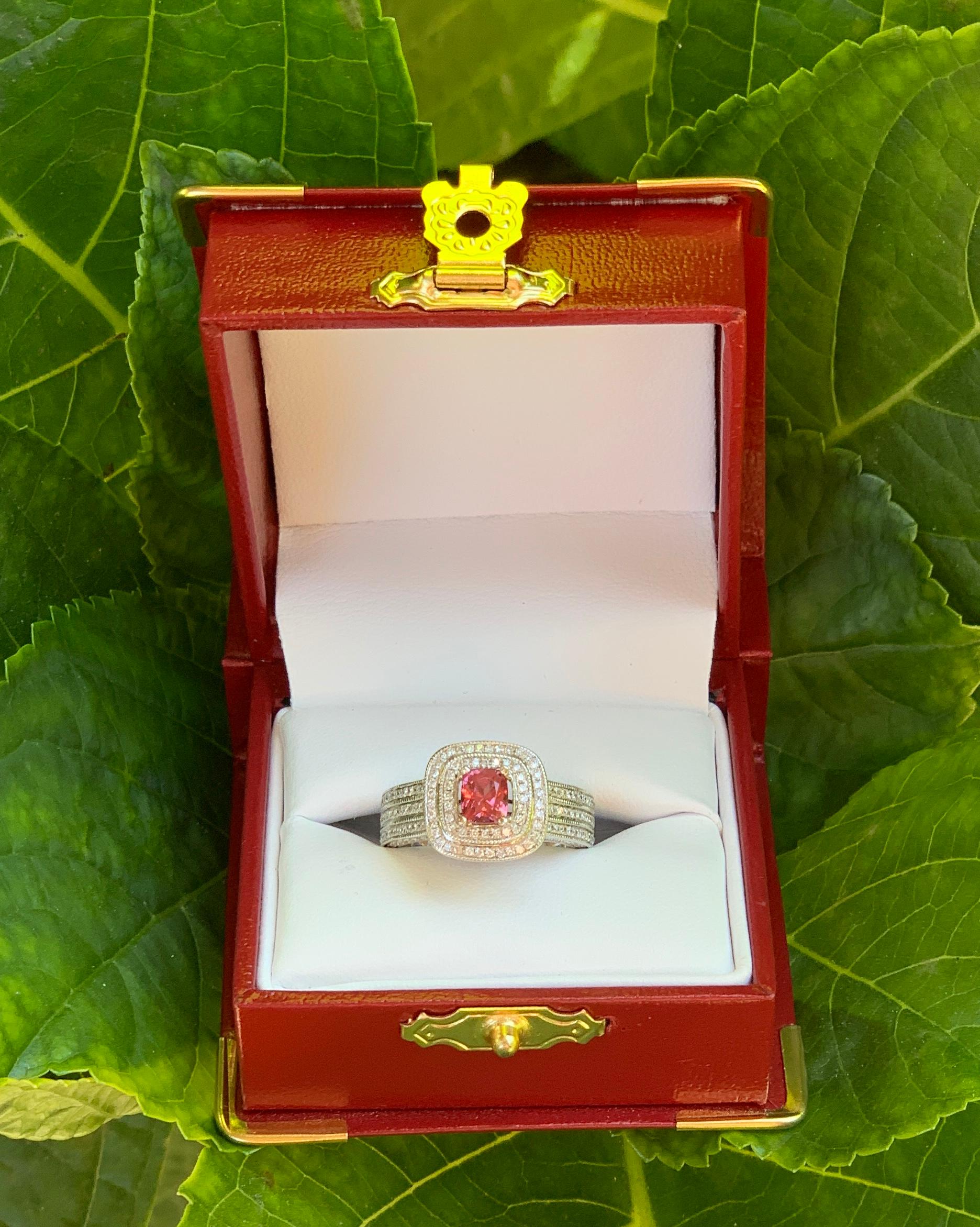 Bague en or blanc à double halo de diamants et saphir rose vif scintillant de 1,65 carat Excellent état - En vente à Tustin, CA