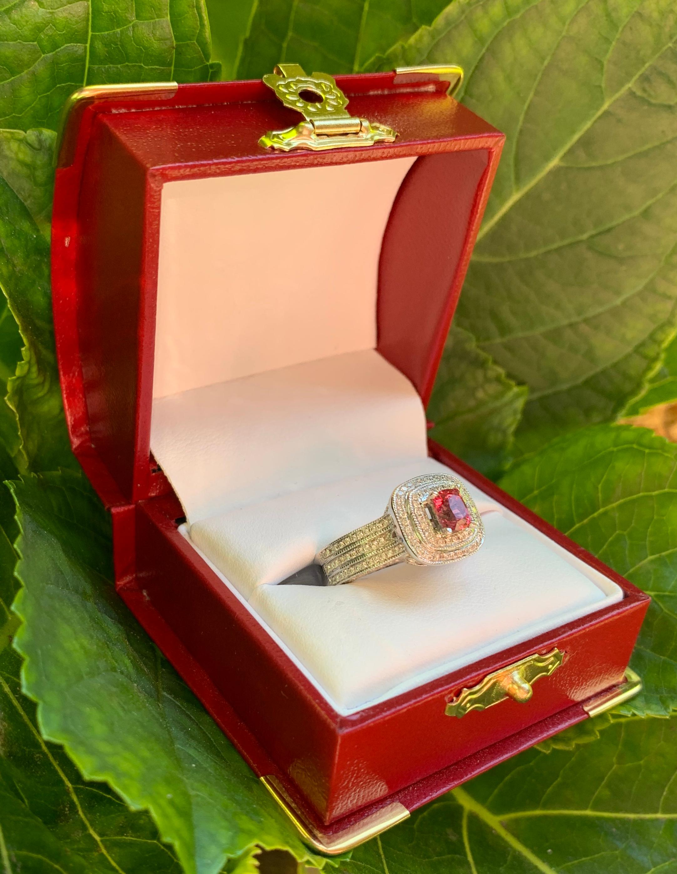 1,65 Karat lebhaft funkelnder rosa Saphir Diamant Doppel Halo Weißgold Ring im Angebot 1