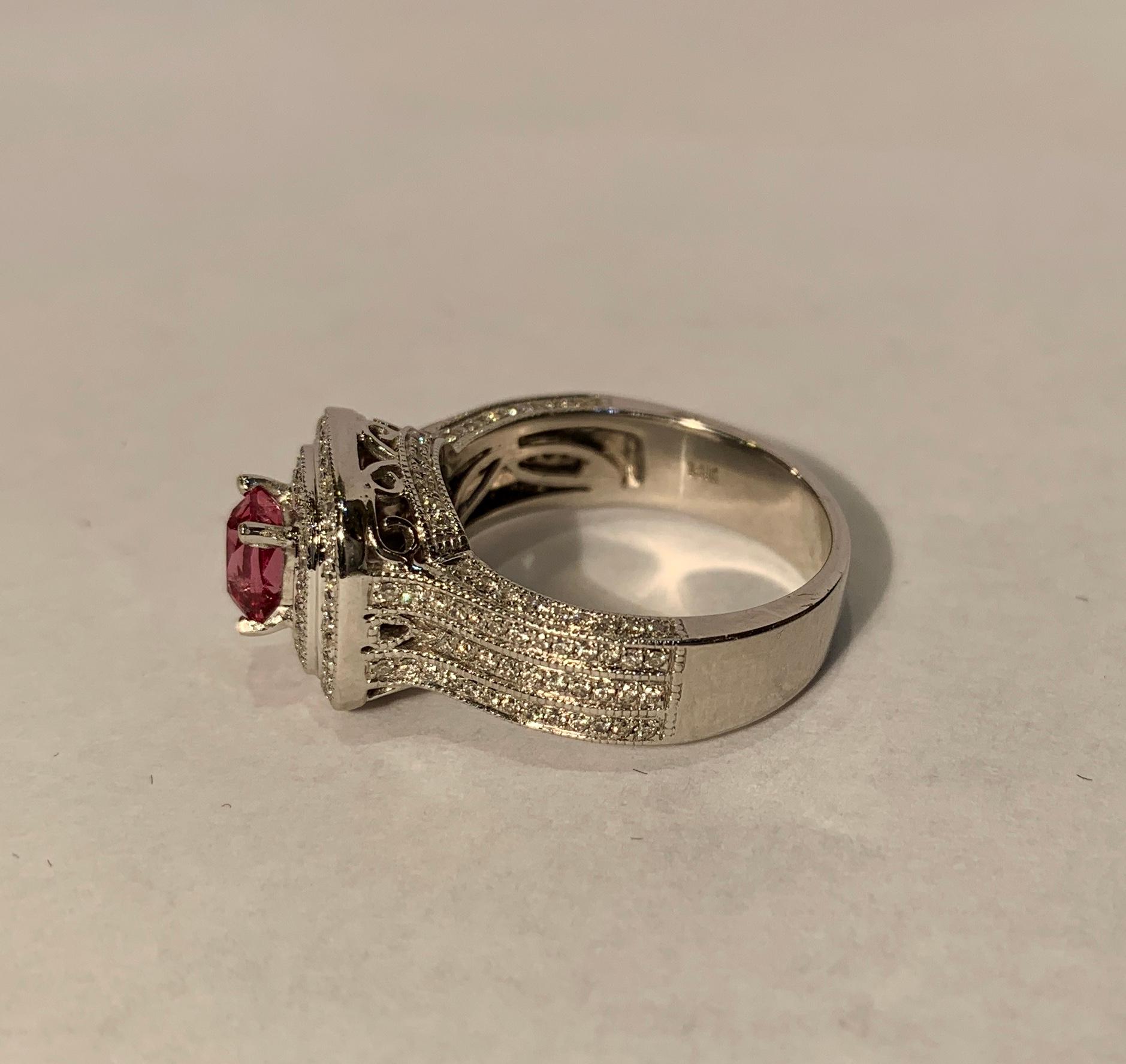 Bague en or blanc à double halo de diamants et saphir rose vif scintillant de 1,65 carat en vente 3
