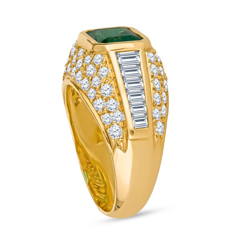 Taille émeraude 1.65 Carat Zambian Emerald Bezel Set 18 Karat Yellow Gold Cocktail Ring  en vente
