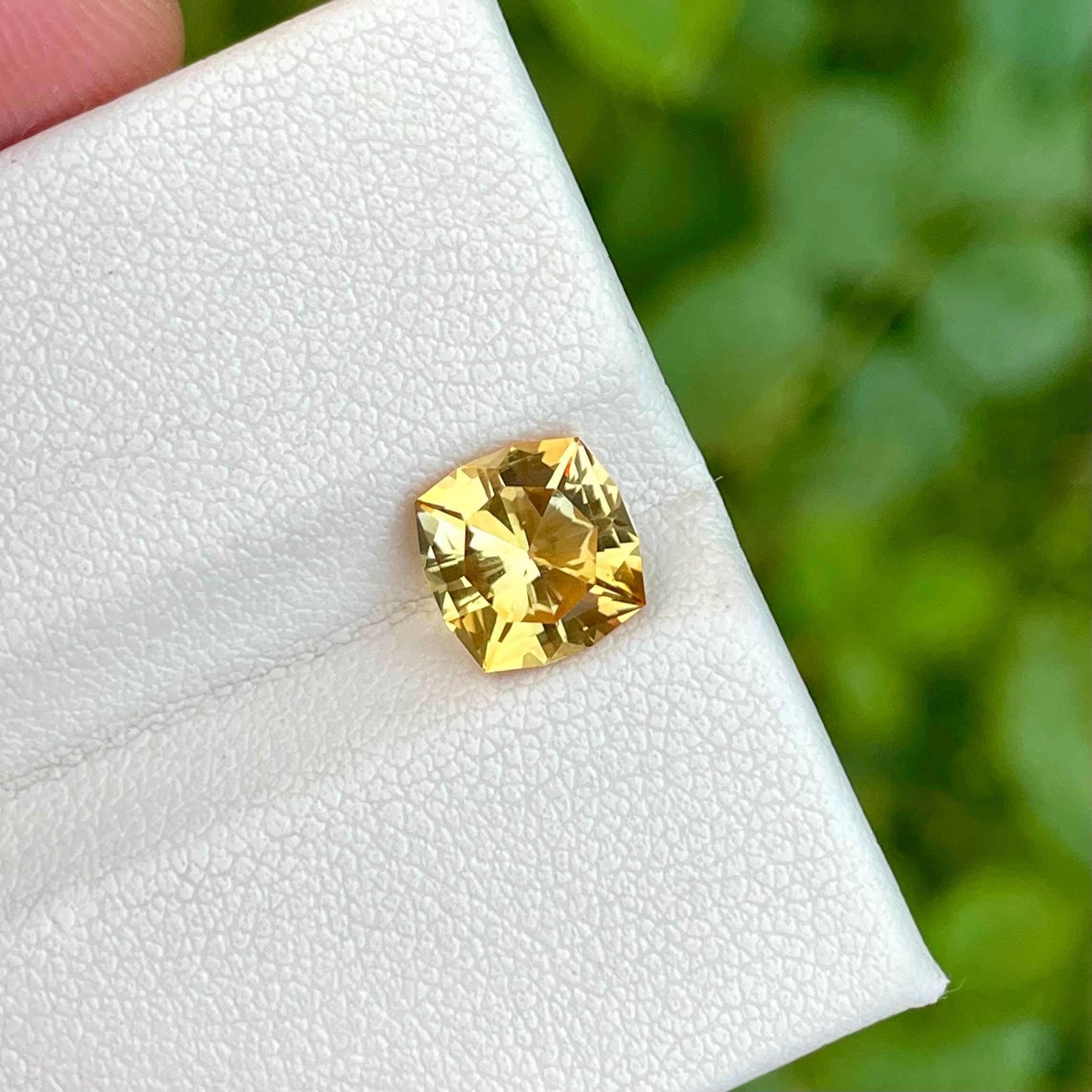 Poids 1,65 carats 
Dimensions 7,9x7,8x5,1 mm 
Traitement non
Loupe de clarté propre 
Origine Brésil 
Forme carrée 
Coupe de précision sur mesure 



Fabriquée avec une précision méticuleuse, cette pierre de citrine de 1.65 carats incarne le summum
