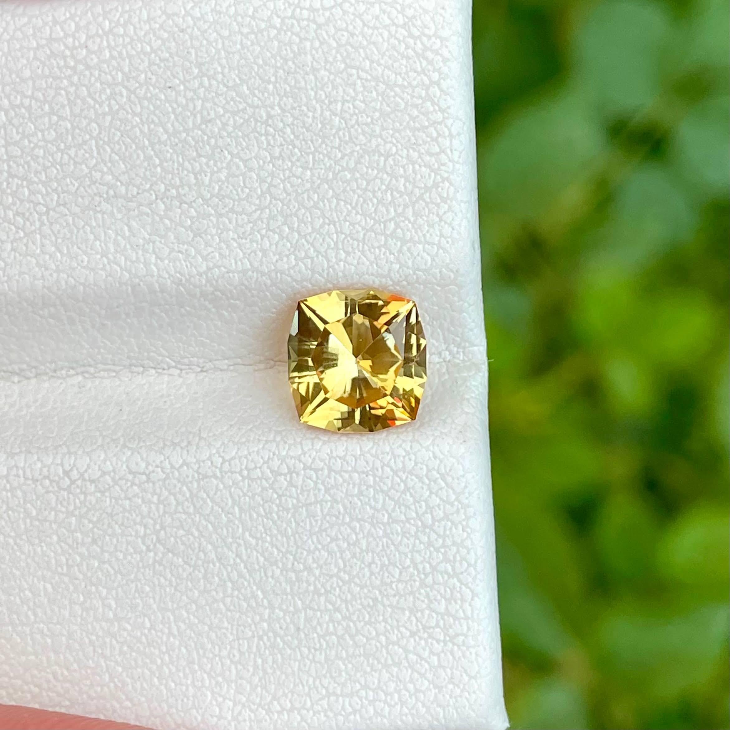 Moderne 1.65 Carats Citrine Stone Custom Precision Cut Natural Brazilian Gemstone (pierre précieuse brésilienne) en vente