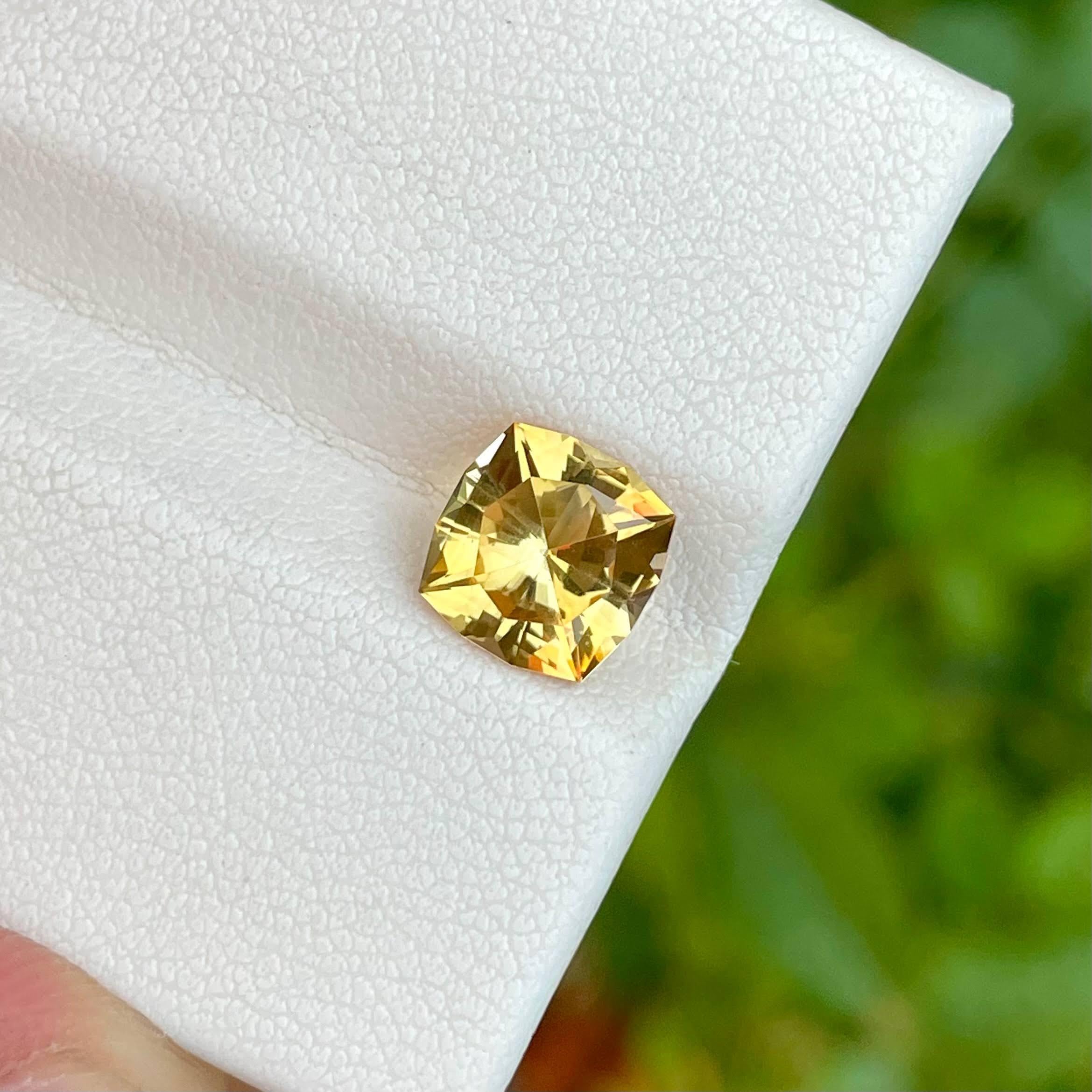 Taille carrée 1.65 Carats Citrine Stone Custom Precision Cut Natural Brazilian Gemstone (pierre précieuse brésilienne) en vente