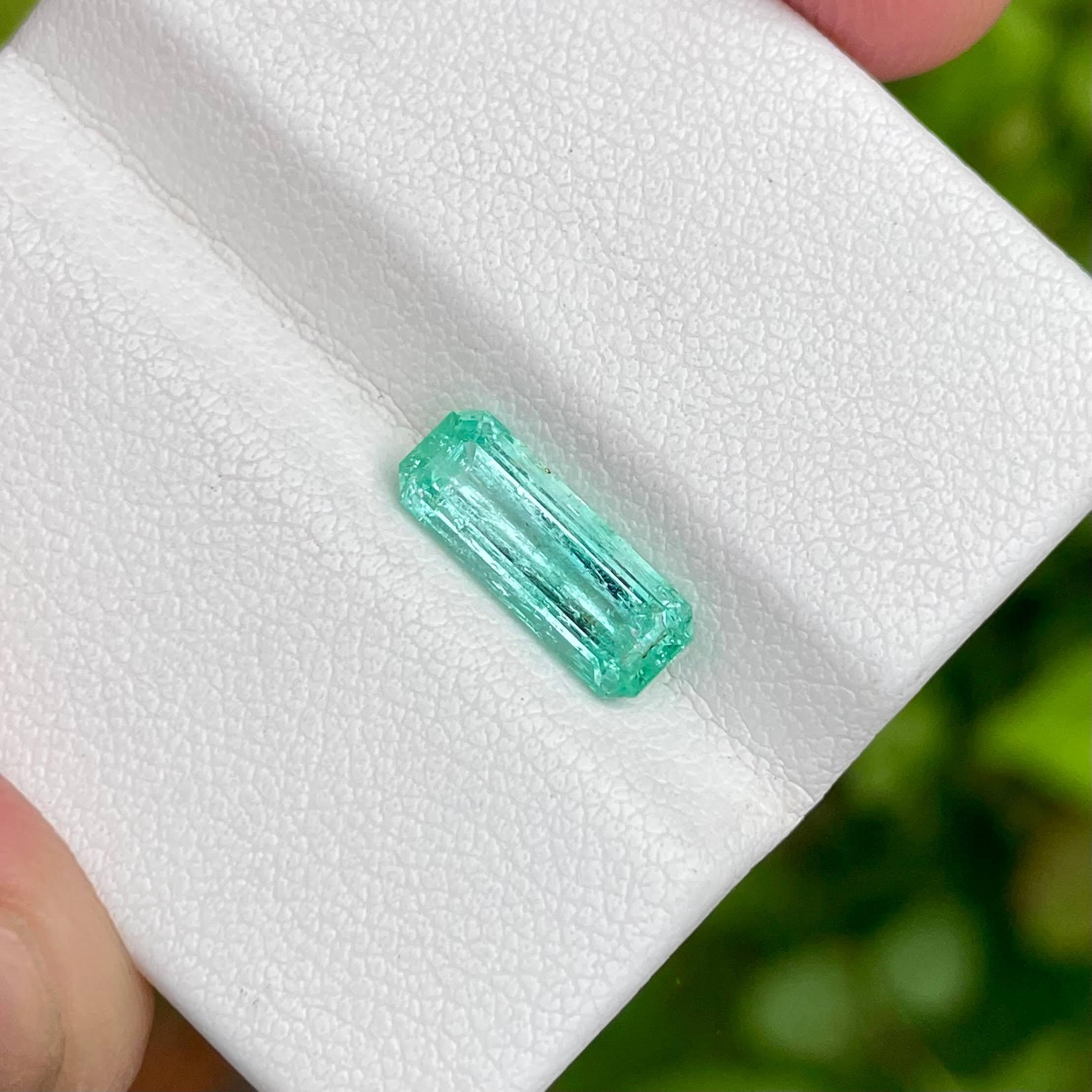 Gewicht 1,65 Karat 
Abmessungen 12,1x4,65x3,90 mm
Behandlung keine 
Herkunft Afghanistan 
Klarheit inklusive 
Form Achteck 
Smaragd schneiden 



Dieser atemberaubende Smaragdstein von 1.65 Karat, der sorgfältig in eine klassische Smaragdform