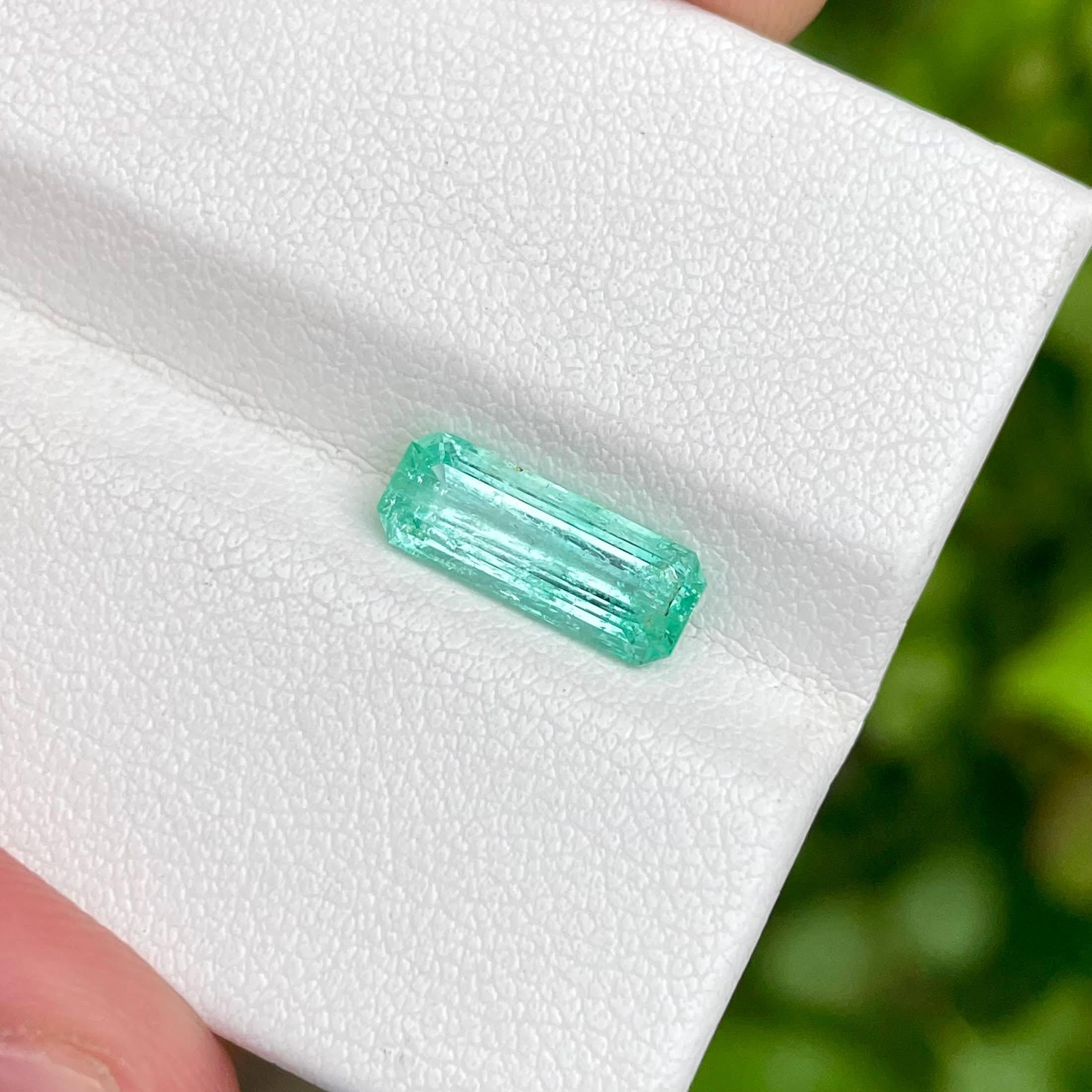 1.65 Carats Emerald Stone Emerald Cut Natural Gemstone From Afghanistan In New Condition For Sale In Bangkok, TH