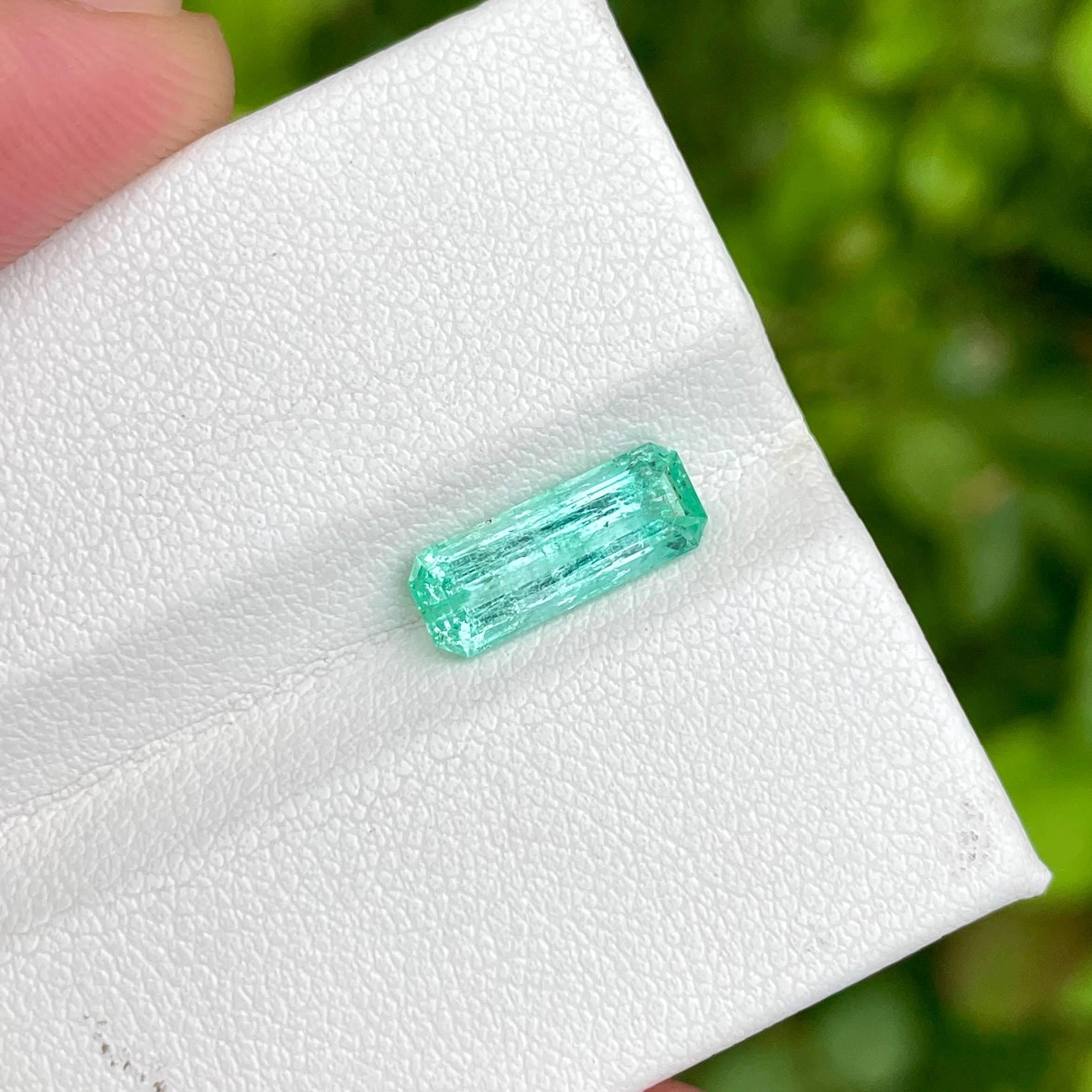 Women's or Men's 1.65 Carats Emerald Stone Emerald Cut Natural Gemstone From Afghanistan For Sale