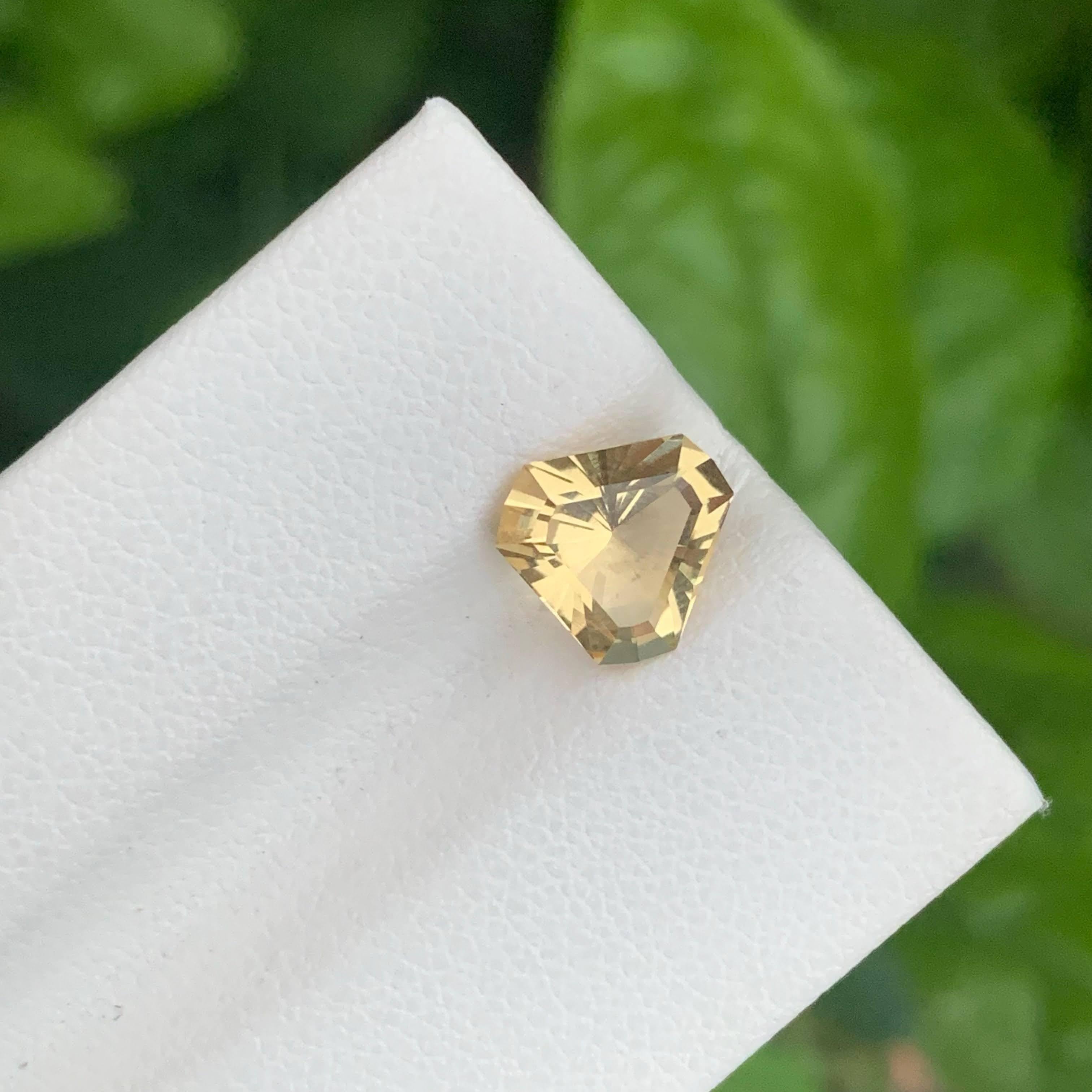 Peso 1,65 quilates 
Dimensiones 8x7,8x5,2 mm
Tratamiento ninguno 
Origen Brasil 
Claridad ojo limpio 
Forma triangular 
Corte trillante 



Esta exquisita gema de citrino de 1,65 quilates, procedente de los ricos yacimientos minerales de Brasil,