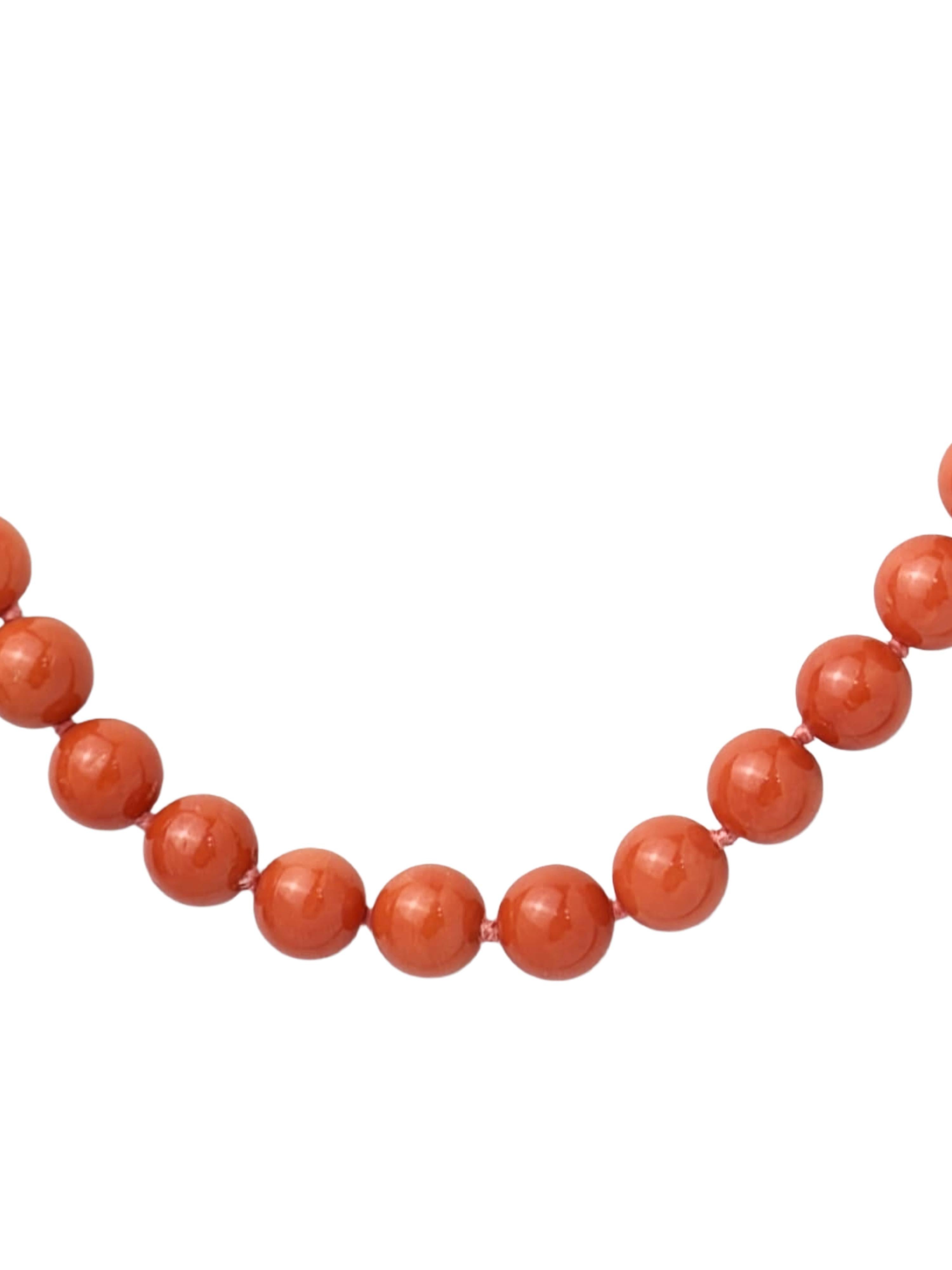 Immergiti nel colore e nel calore dell'oceano. Questa collana di perle di corallo rosso naturale risplende della ricca tonalità dei tesori nascosti del mare. Ogni perla rotonda di corallo è accuratamente lucidata e infilata in un filo da 16,5