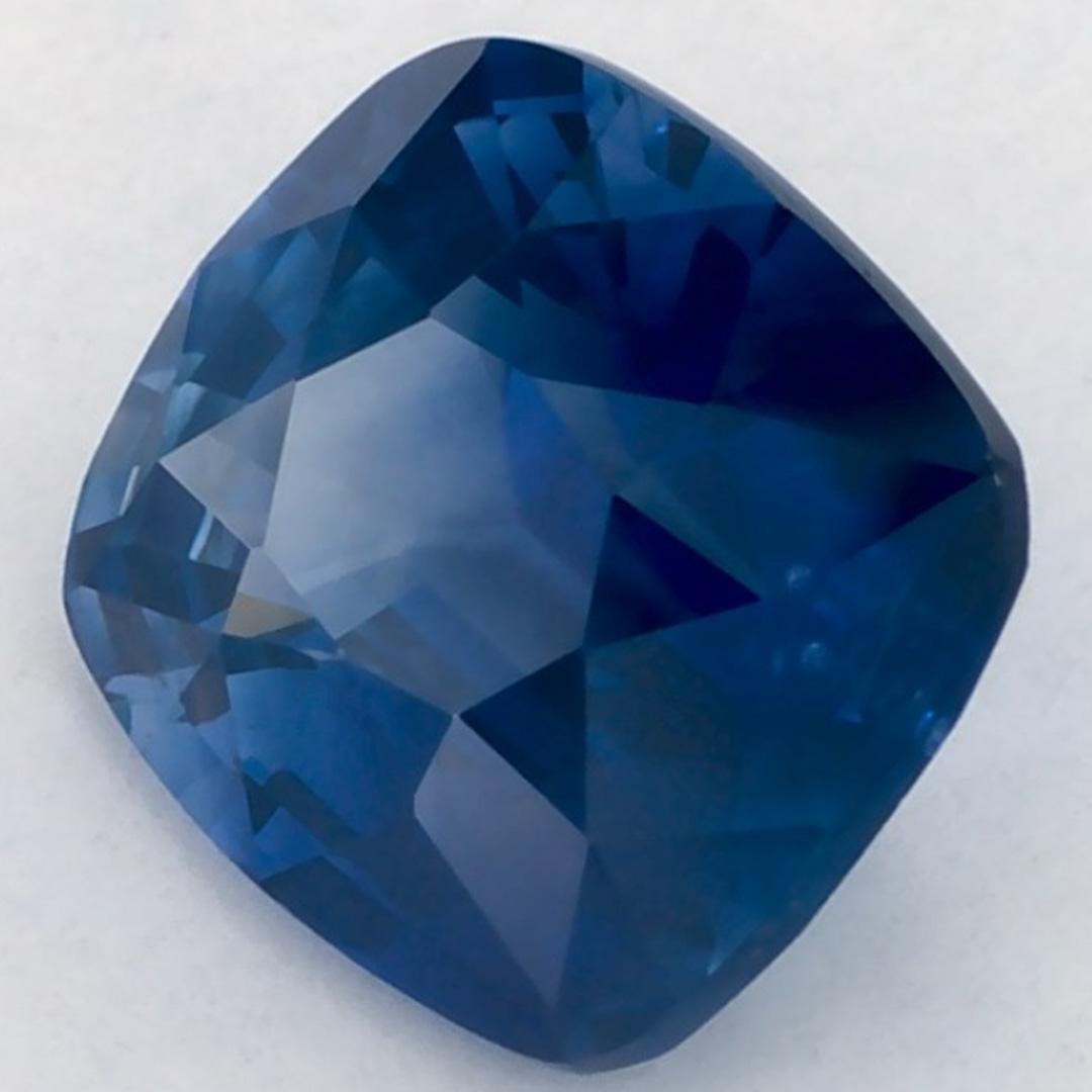 Este zafiro azul natural ofrece elegancia y sofisticación. Con su rica saturación de color y su corte preciso, es la pieza central perfecta para un anillo de compromiso o un diseño de joyería de lujo.

Este zafiro procede de Sri Lanka (Ceilán),