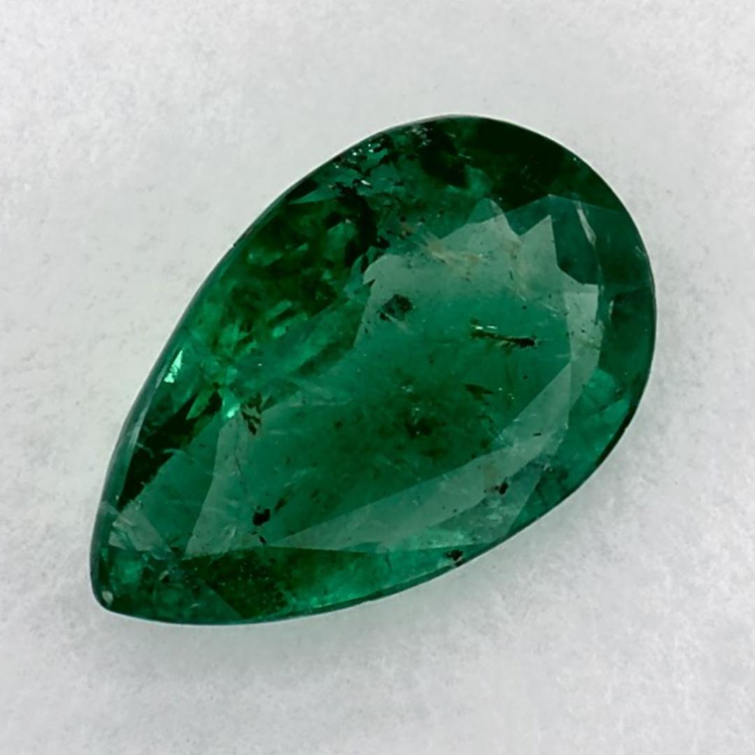 Con una vibrante tonalità di colore verde, la pietra natale di maggio è un simbolo della rinnovata crescita primaverile. 

Esplora la vivace collezione di smeraldi, rubini e zaffiri nel nostro negozio, disponibili come gemme sciolte e abbinabili