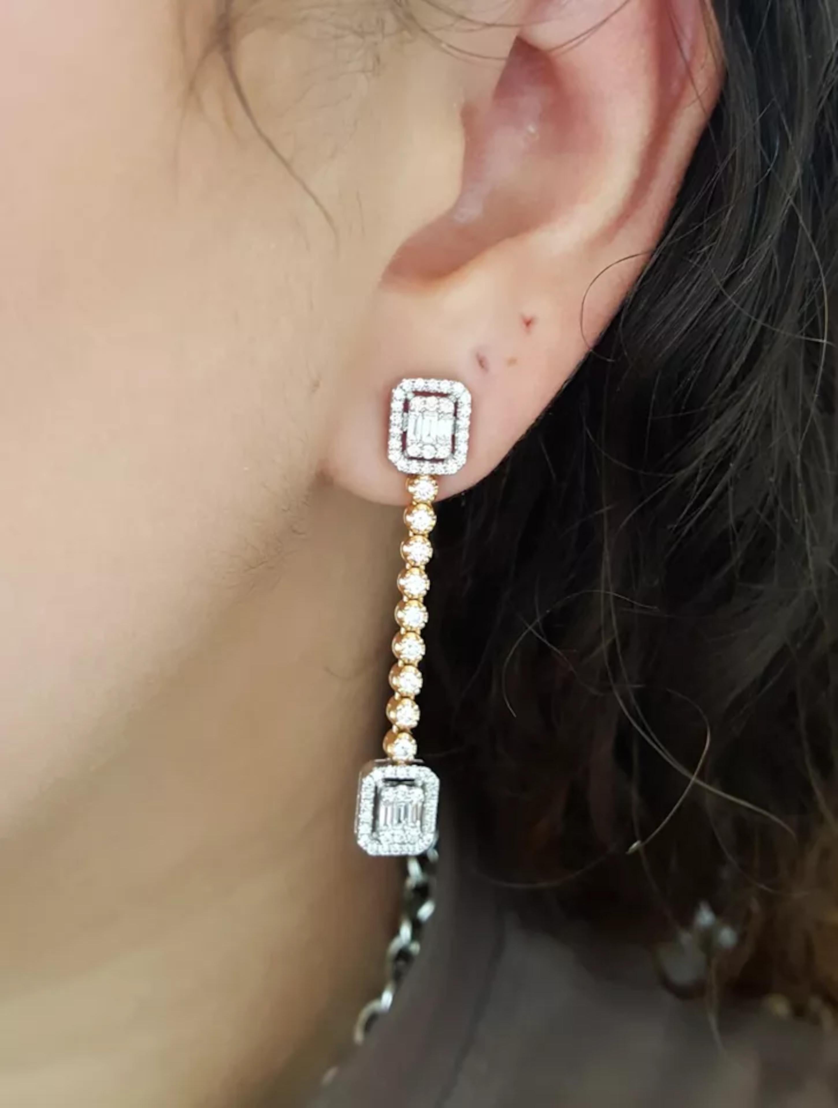 1,65 Karat runde & Baguetteschliff Diamant Ohrringe in 18k Weiß & Gelb (Zeitgenössisch) im Angebot