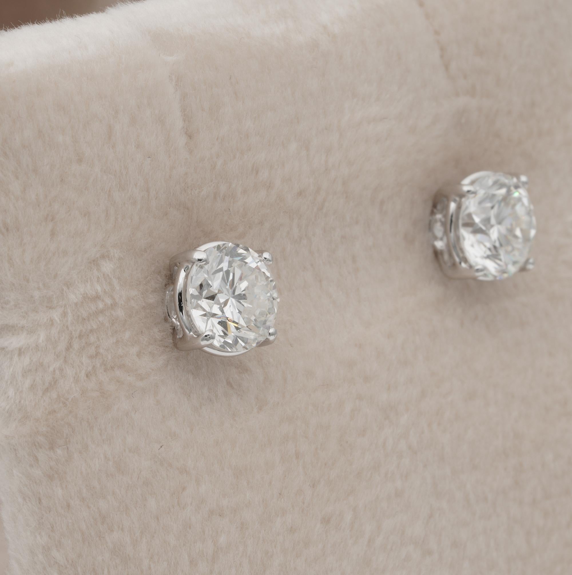 1.65 Ct Round Brilliant Cut Diamond Studs IGN Certified In Excellent Condition For Sale In Napoli, IT