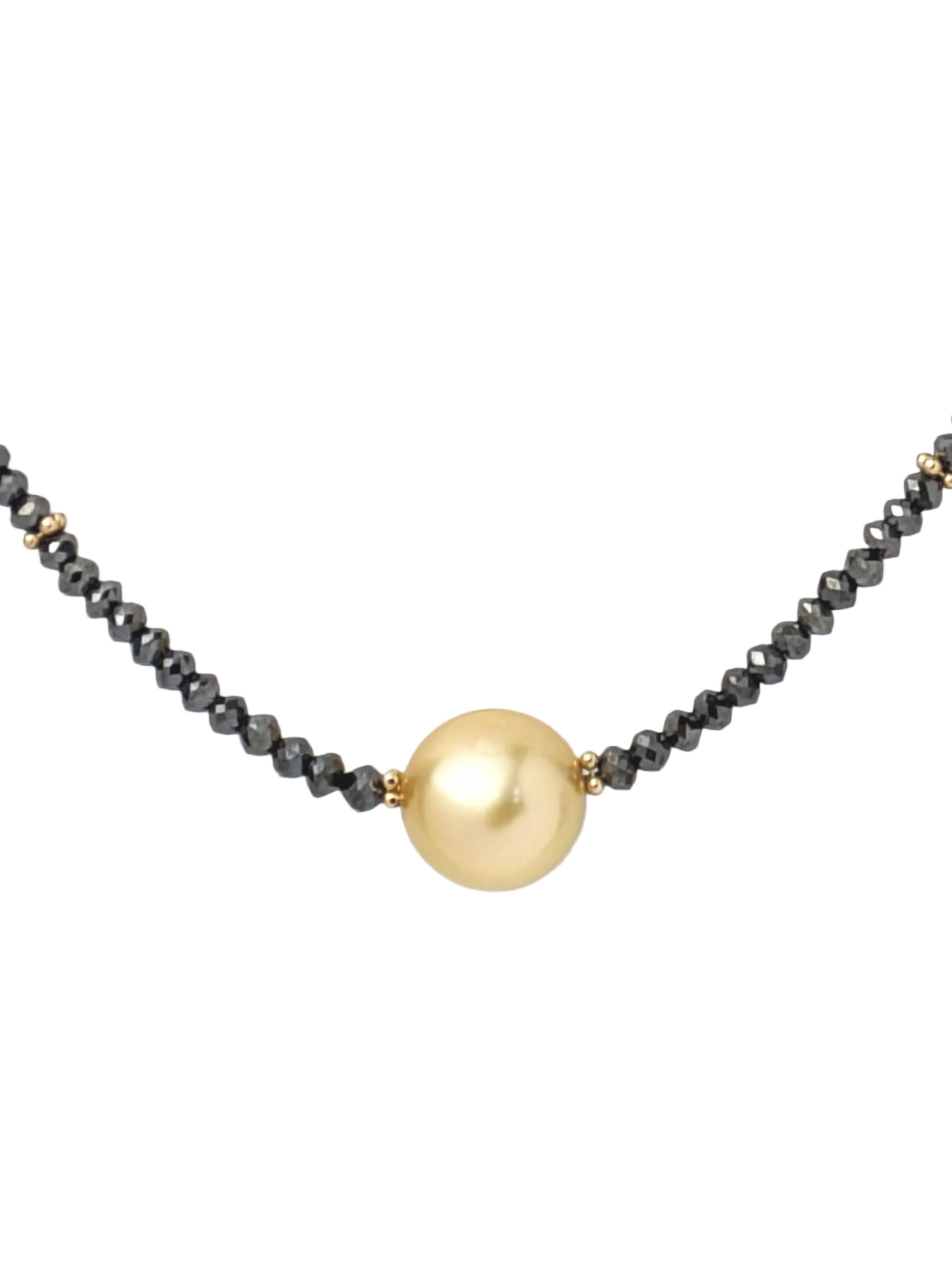 Ein beeindruckendes Gleichgewicht von Kontrast und Glanz. Diese Halskette besteht aus facettierten schwarzen Diamantperlen, die mit subtiler Intensität schimmern, akzentuiert durch polierte 14-karätige Gelbgold-Perlenabstandshalter und den