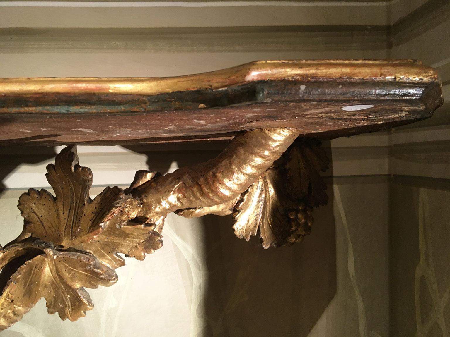 1650 Italia Consola de madera dorada tallada con hojas y racimos de uvas en venta 2