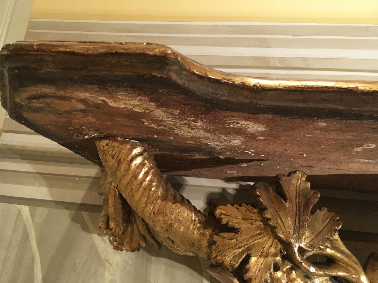1650 Italia Consola de madera dorada tallada con hojas y racimos de uvas en venta 3