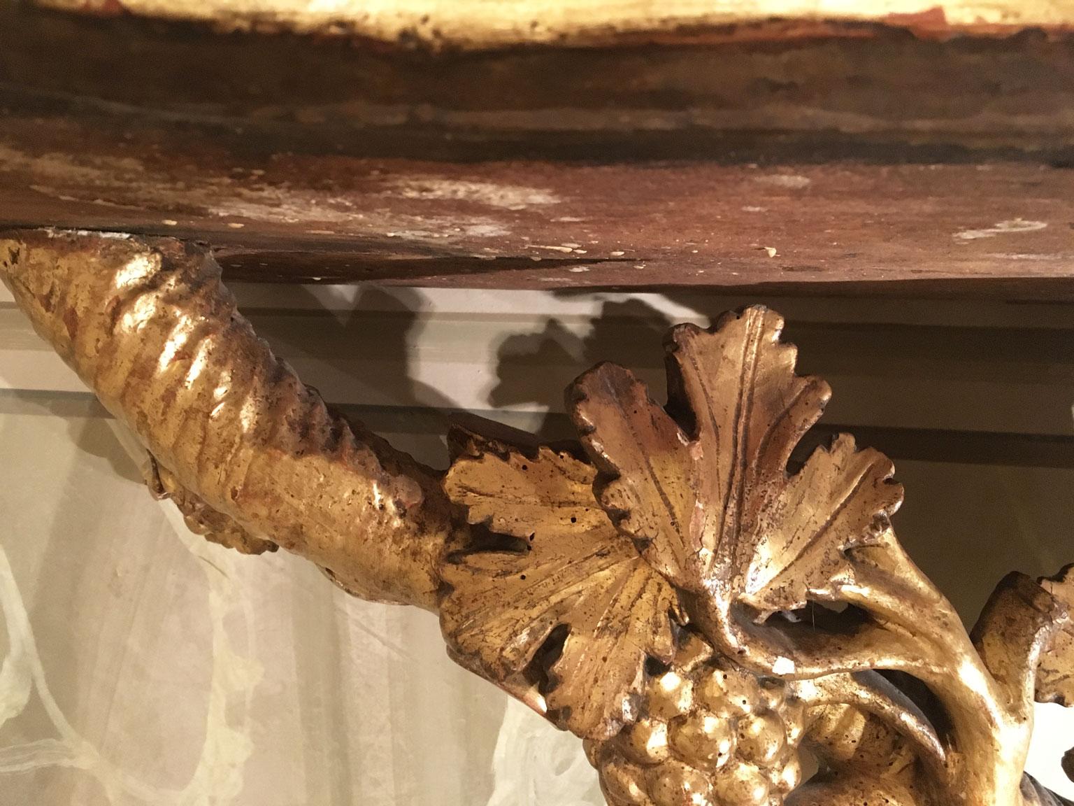 1650 Italia Consola de madera dorada tallada con hojas y racimos de uvas en venta 4
