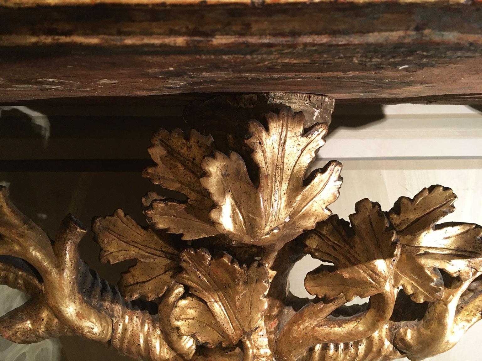 1650 Italia Consola de madera dorada tallada con hojas y racimos de uvas en venta 5