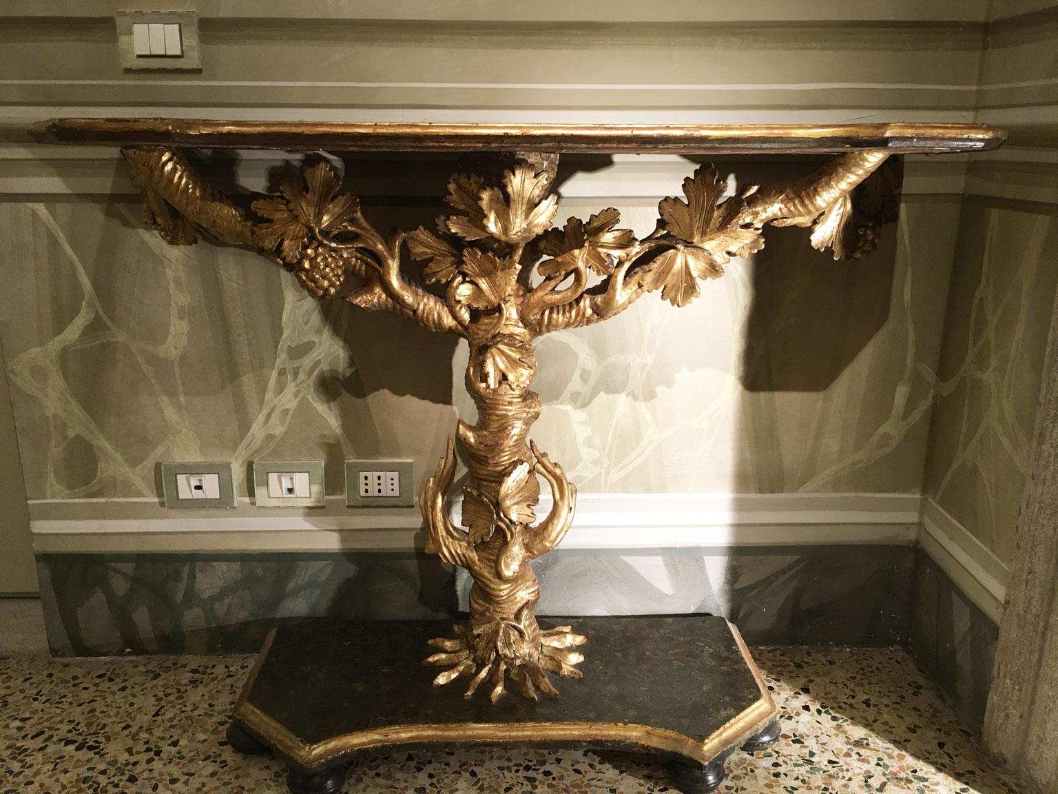 1650 Italia Consola de madera dorada tallada con hojas y racimos de uvas en venta 6