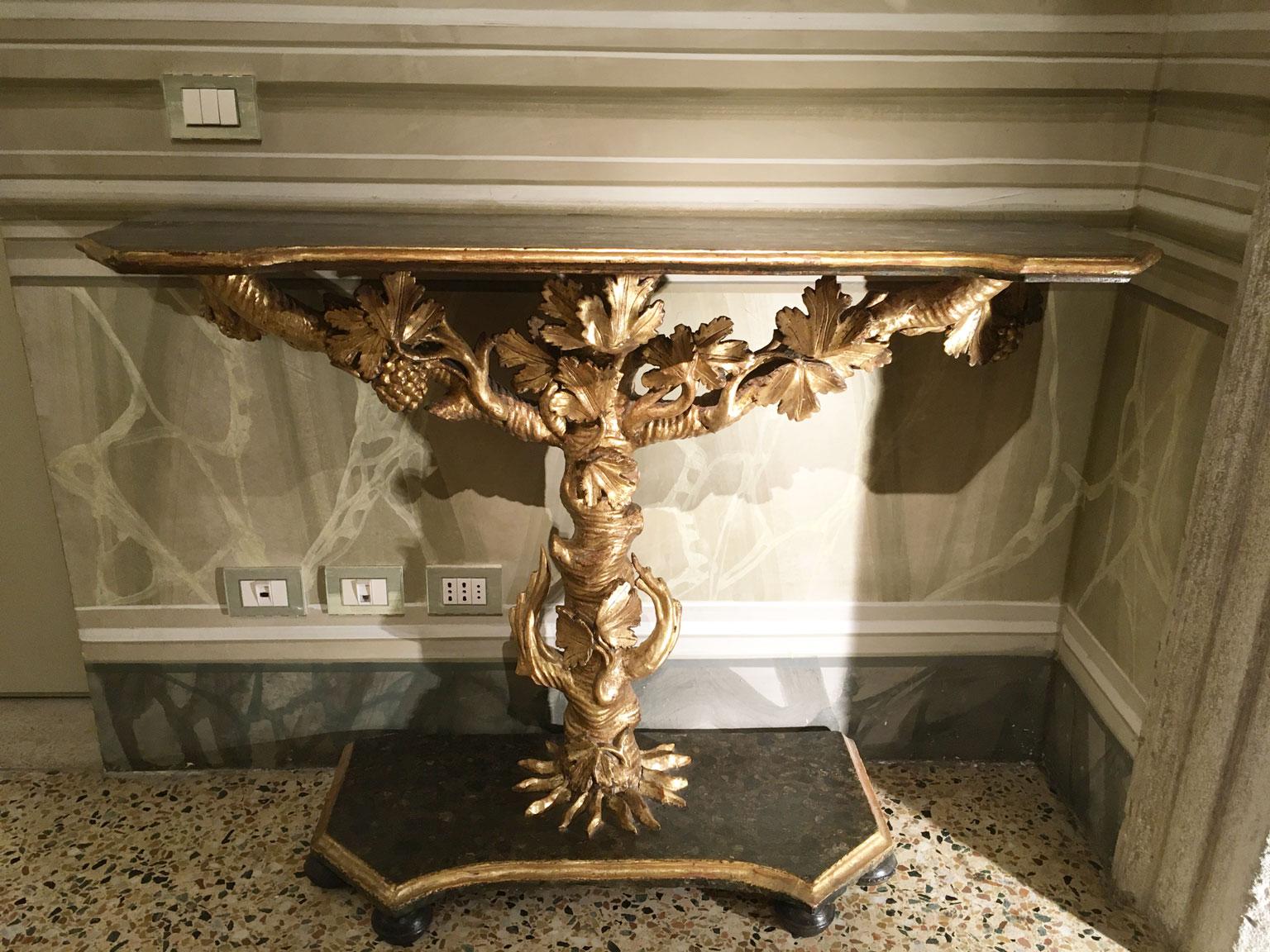 1650 Italia Consola de madera dorada tallada con hojas y racimos de uvas en venta 7