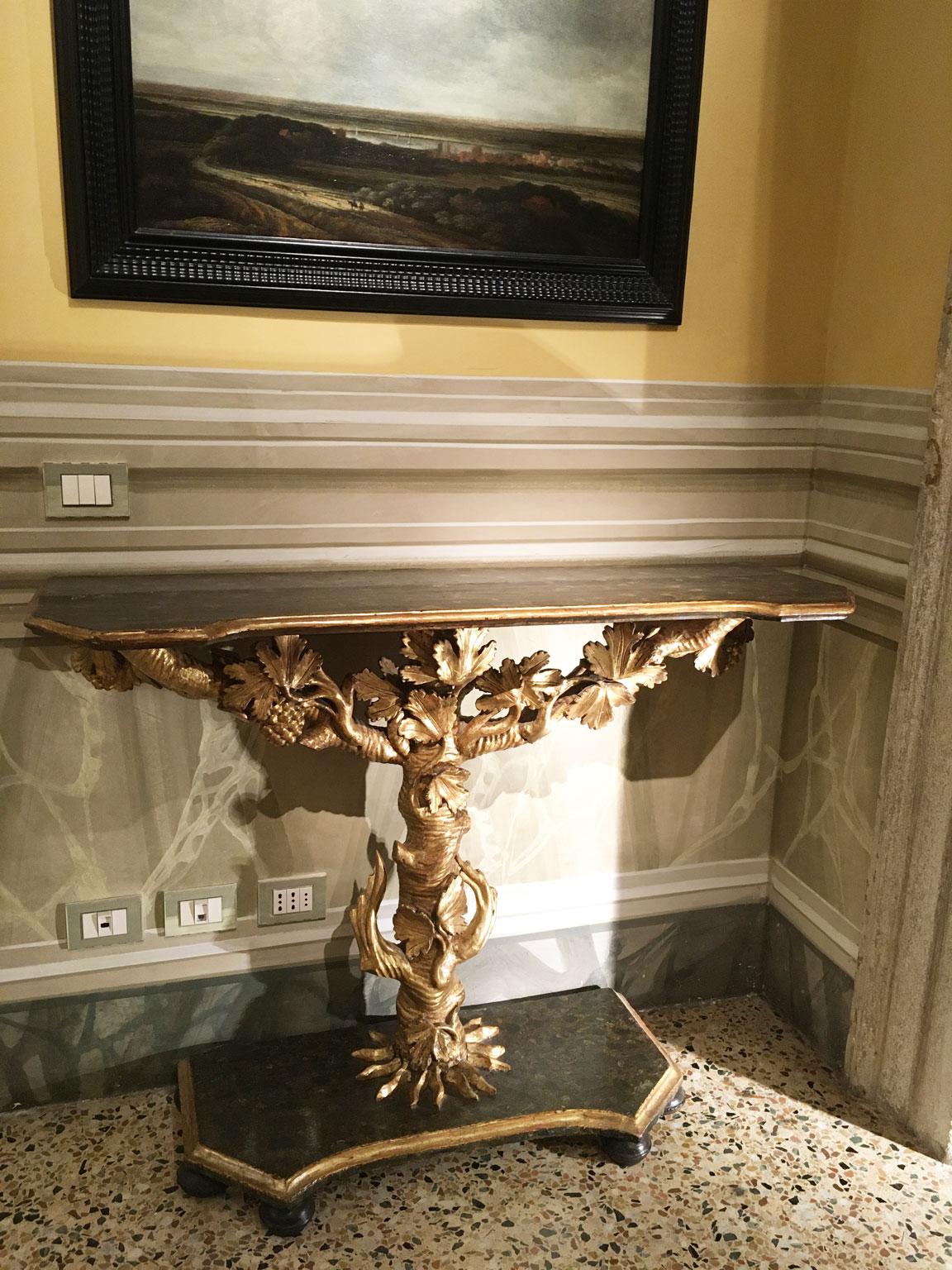1650 Italia Consola de madera dorada tallada con hojas y racimos de uvas en venta 9