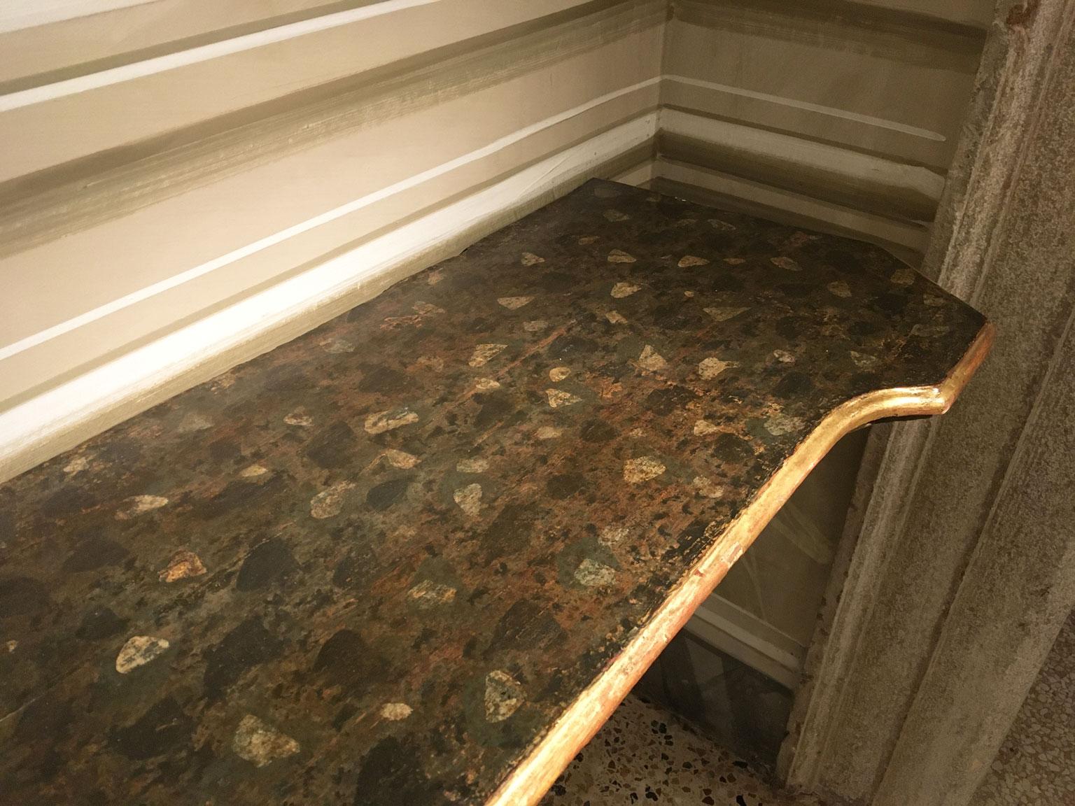 1650 Italia Consola de madera dorada tallada con hojas y racimos de uvas en venta 10
