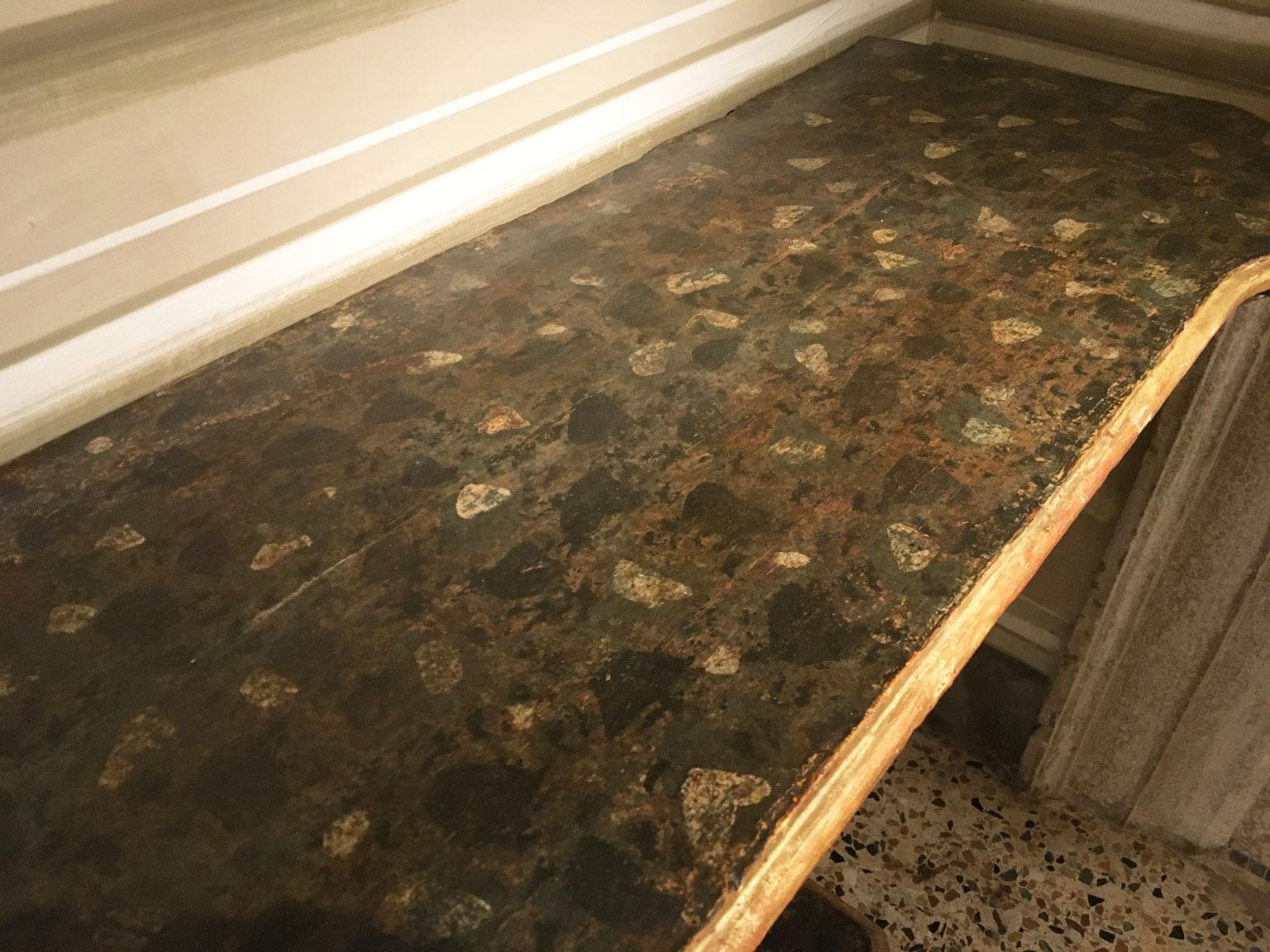 1650 Italia Consola de madera dorada tallada con hojas y racimos de uvas en venta 11
