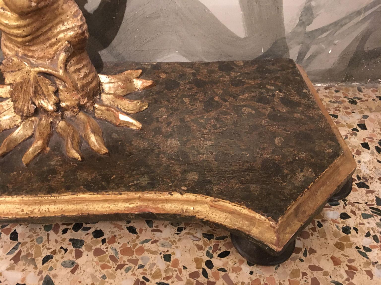 1650 Italia Consola de madera dorada tallada con hojas y racimos de uvas Italiano en venta