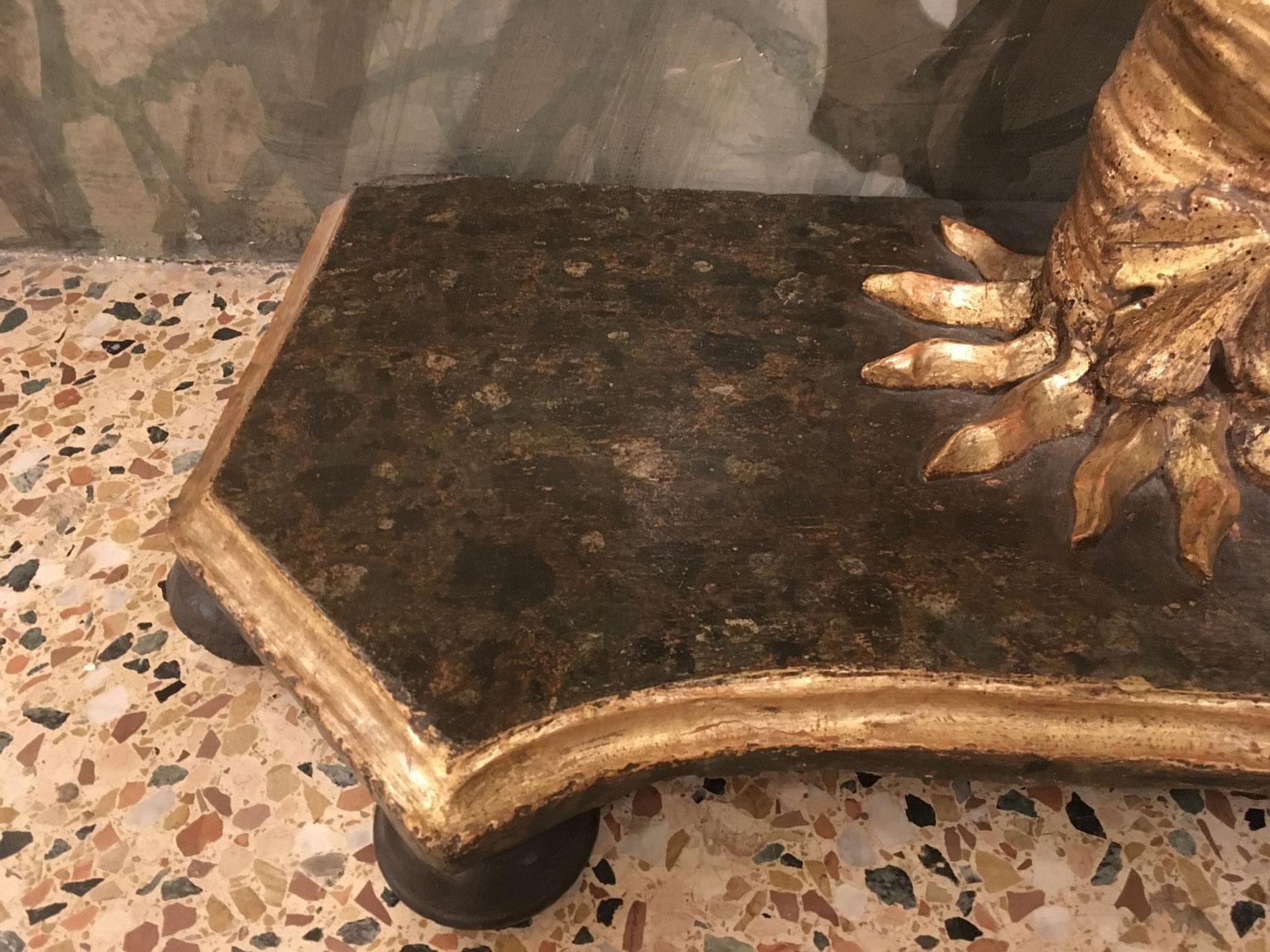1650 Italia Consola de madera dorada tallada con hojas y racimos de uvas Tallado a mano en venta