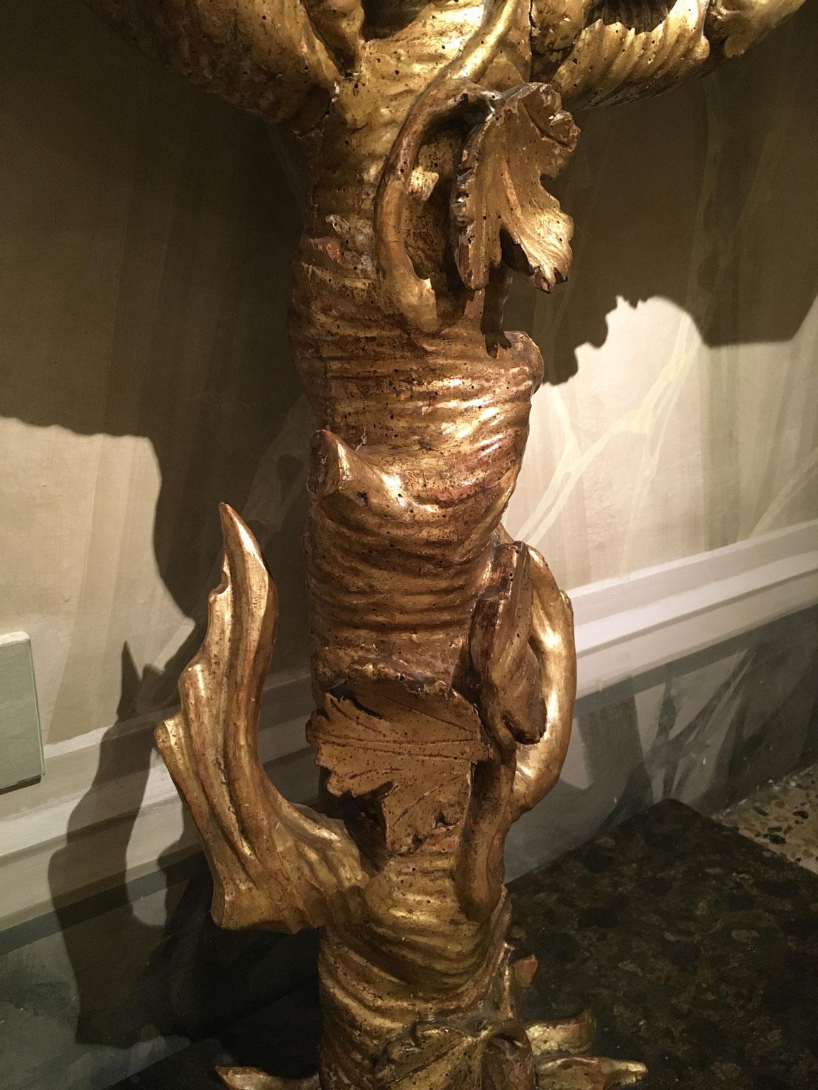 1650 Italia Consola de madera dorada tallada con hojas y racimos de uvas siglo XVII en venta