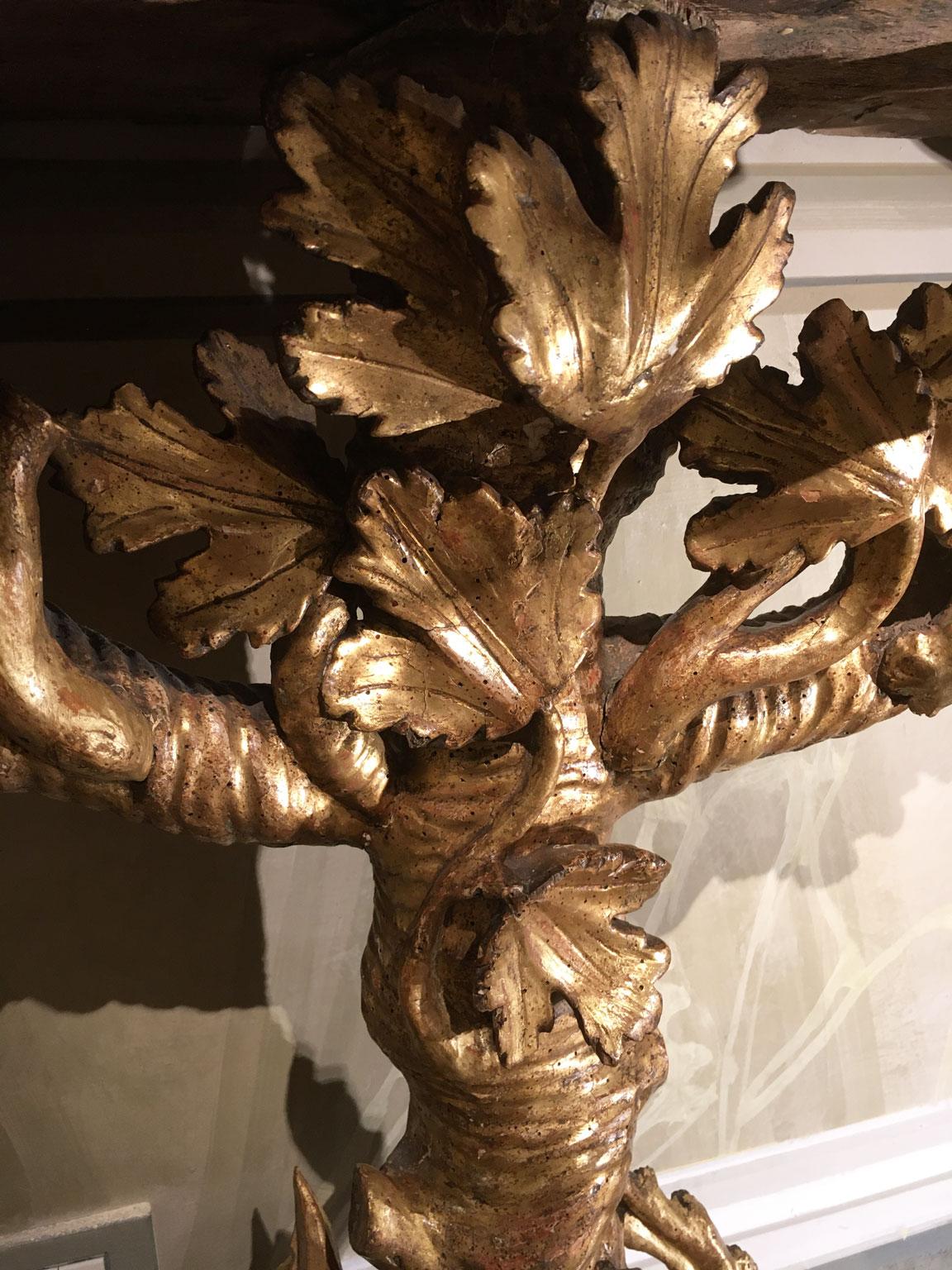 1650 Italia Consola de madera dorada tallada con hojas y racimos de uvas Madera dorada en venta