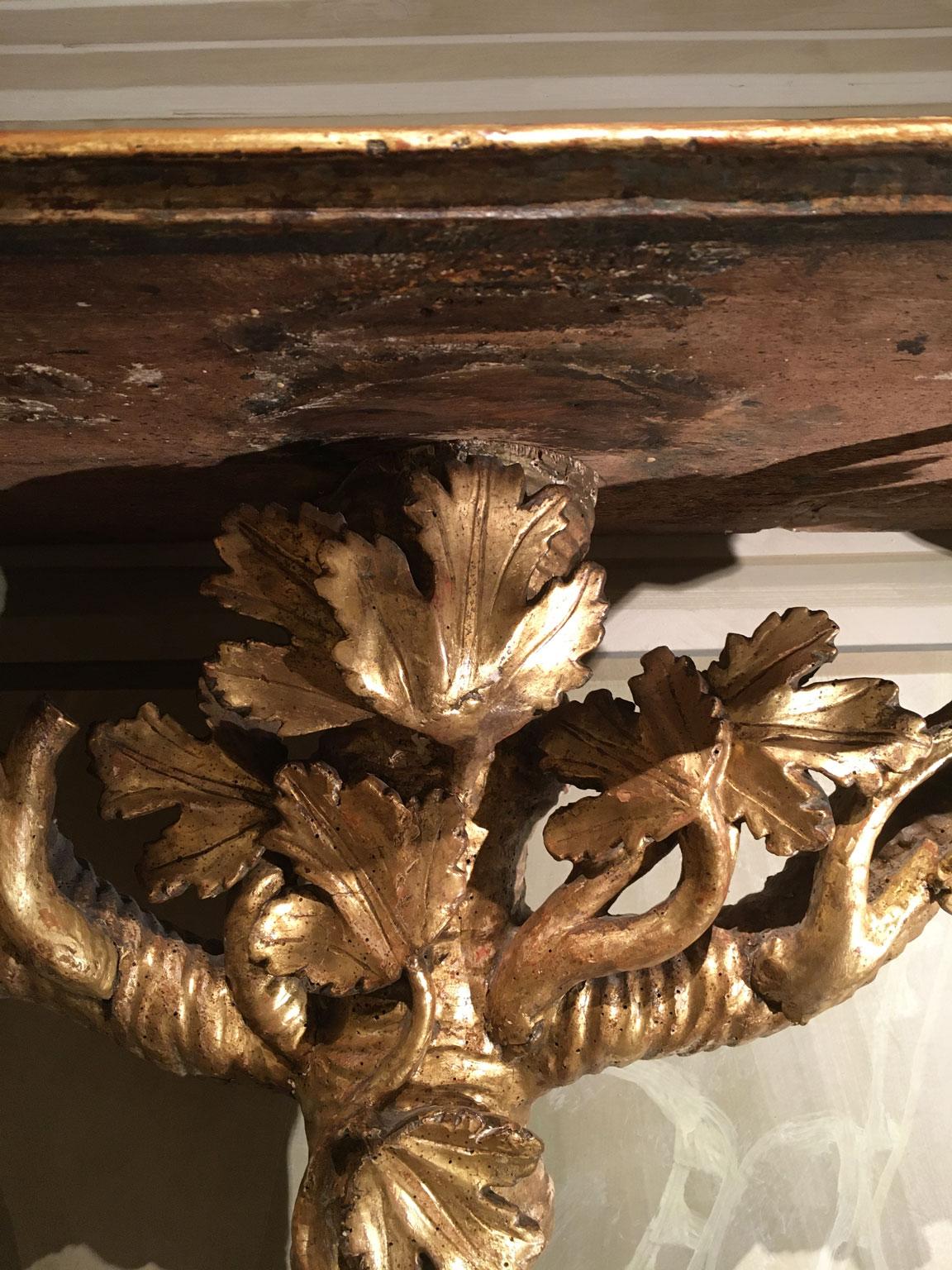 1650 Italia Consola de madera dorada tallada con hojas y racimos de uvas en venta 1