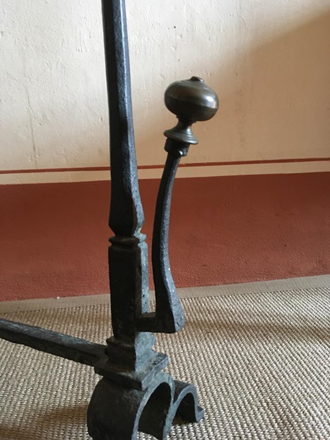 Italy 1650 Pair of Wrought Cast Iron Italian Medieval Style Fireplace Andirons In Good Condition For Sale In Brescia, IT
