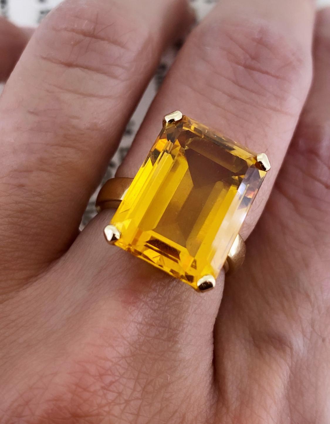 Dieses atemberaubende handgefertigte Vintage-Set aus den 1980er Jahren besteht aus:

Ein Cocktail-Ring, 
besetzt mit einem Citrin im Smaragdschliff
vom Typ Madeira, von intensiv feurig-oranger Farbe,
von beeindruckenden 9,80ct ca. - 16mm x 12mm