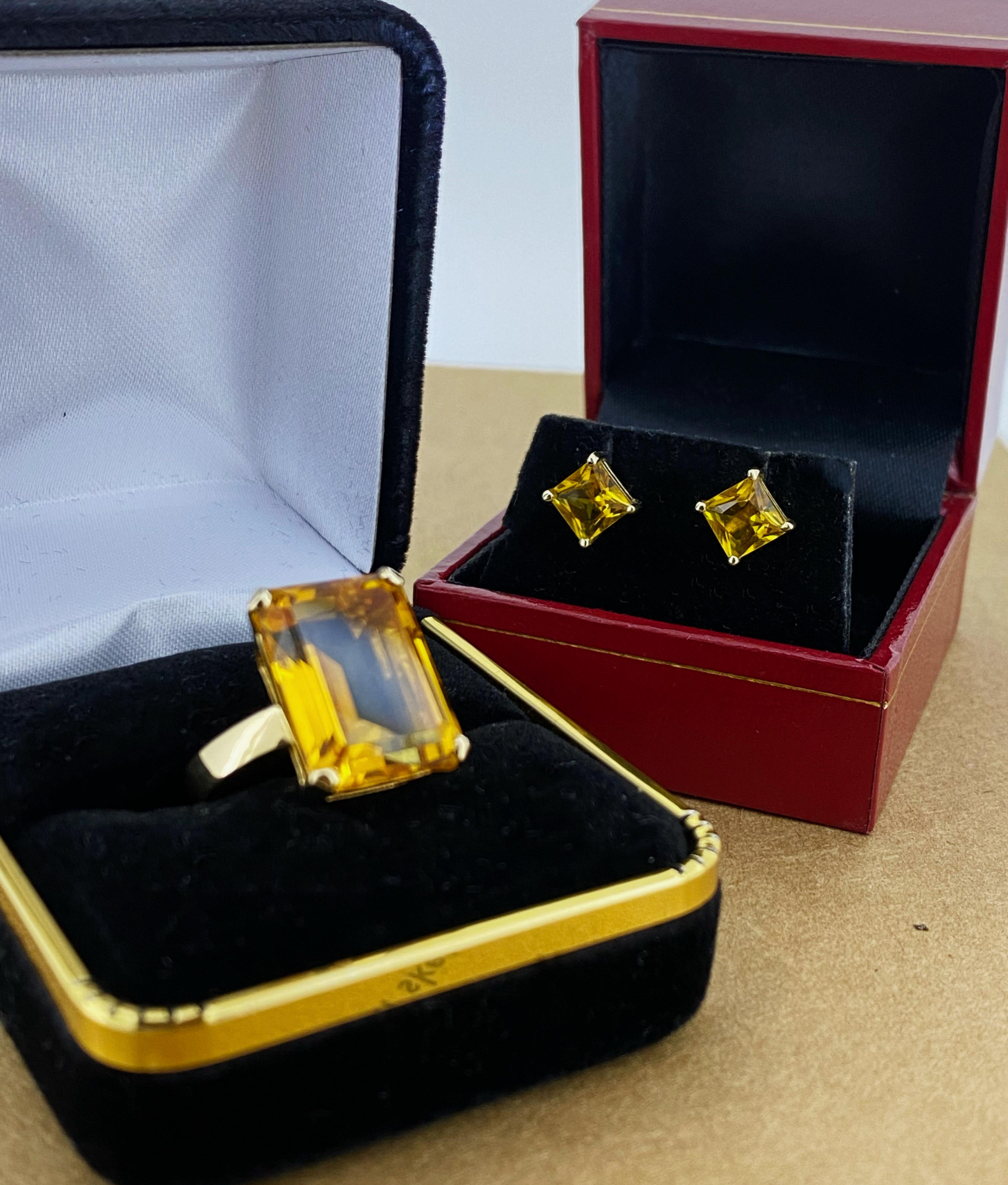 12,80 Karat natürlicher Madeira- Citrin 18K Gelbgold Set: Ring & Ohrstecker im Zustand „Hervorragend“ in MELBOURNE, AU