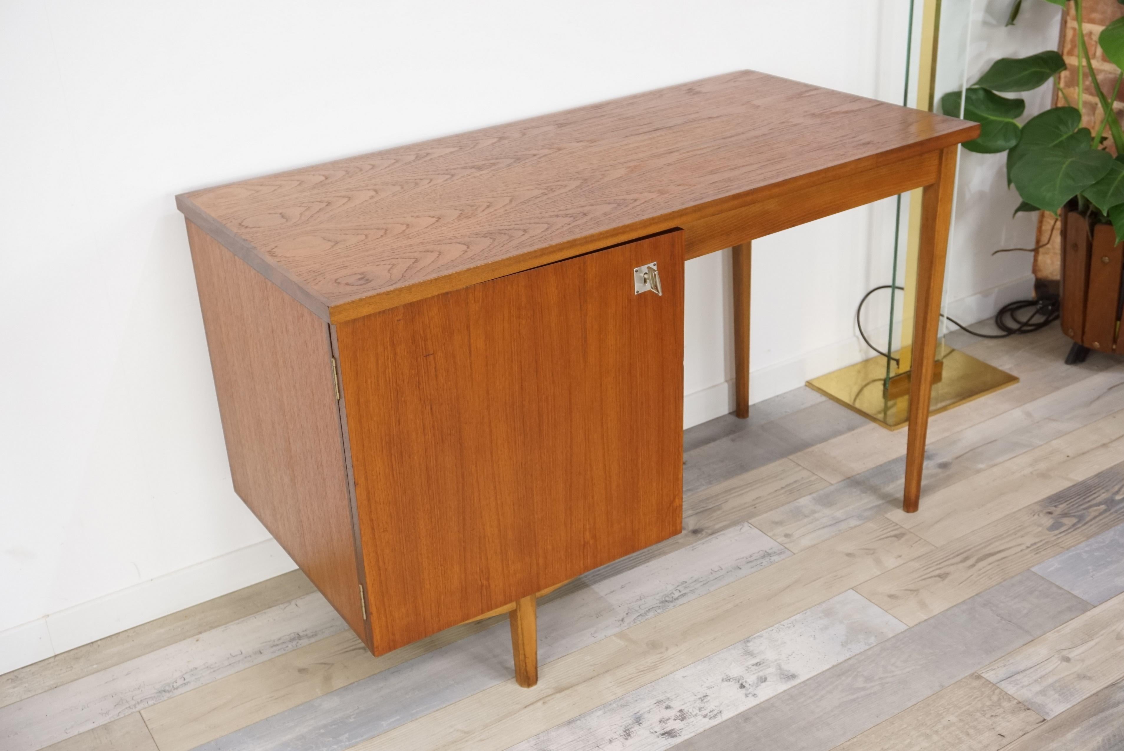This combineurop brand adorable desk, from the late 1950s, robust and high quality, has graphic timeless lines. Teak wooden structure, compass feet, Beautiful and storage space, lots of charm, class and character, it is in beautiful state of