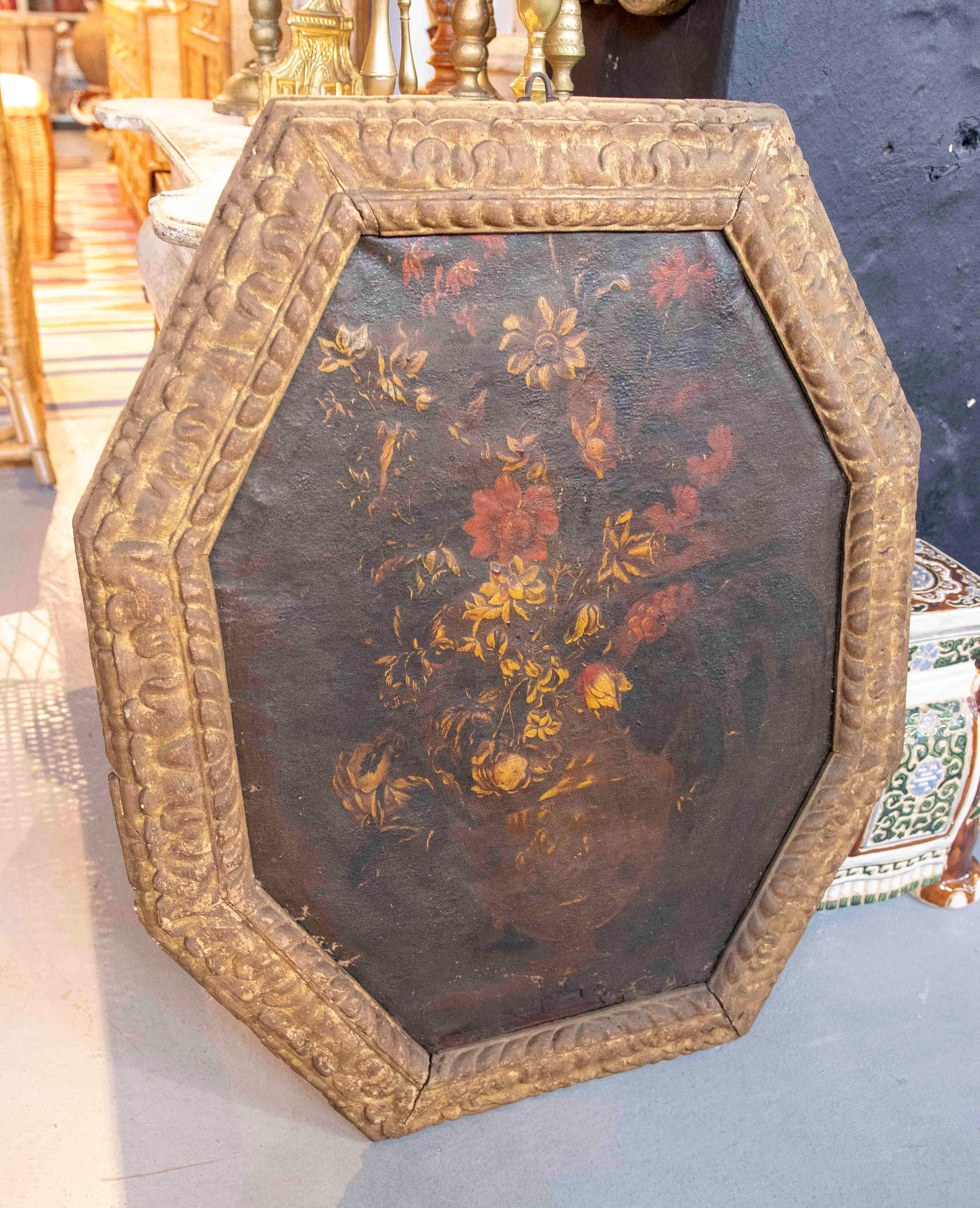 Exquise paire de natures mortes majorquines peintes à l'huile sur toile avec un cadre original, chacune encadrée dans un cadre octogonal en bois sculpté et doré. Ces pièces baroques ou rococo présentent une composition florale dans des tons chauds