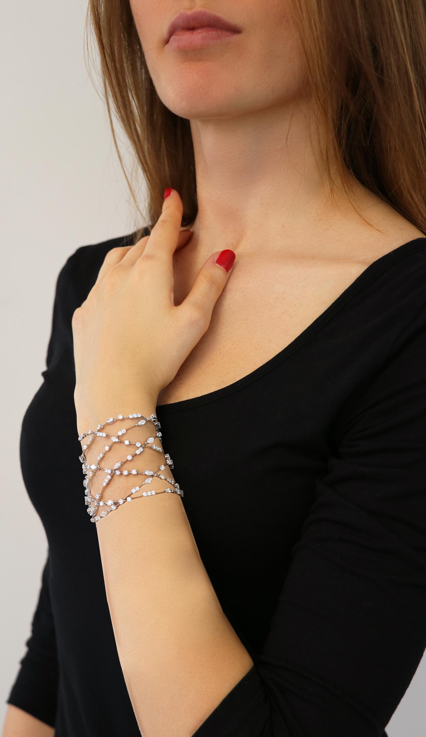 Women's 16.53 Carat Marquise and White Round GVS Diamonds 18 Karat Gold Link Bracelet For Sale