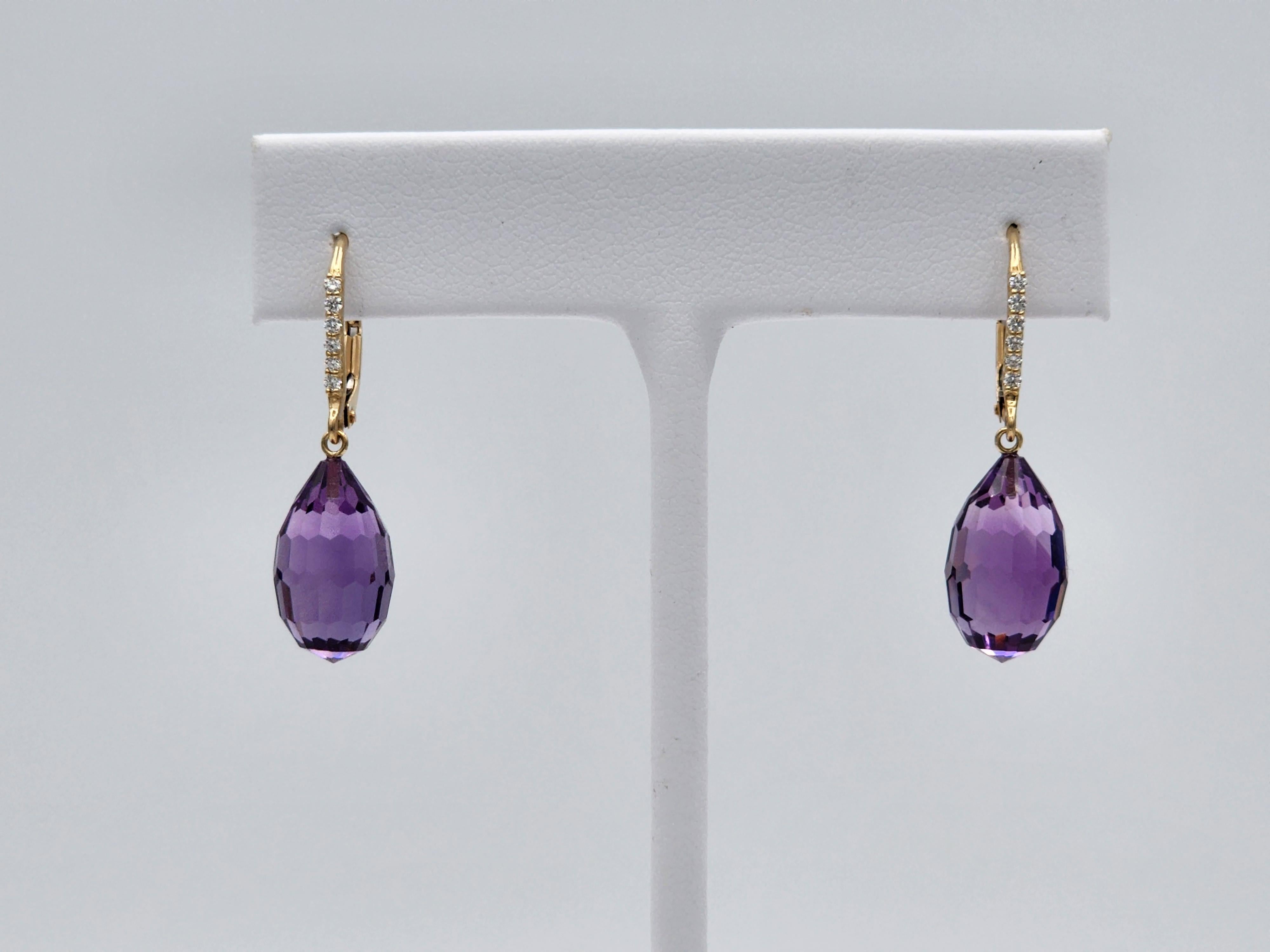 Diese Ohrringe haben 2 natürliche Amethystbrioletten mit einem Gesamtgewicht von 16,54 Karat.  Sie sind an französischen Drähten aus 14 Karat Gelbgold aufgehängt, die mit 12 Diamanten von insgesamt 0,12 Karat besetzt sind.  Die Ohrdrähte sind mit