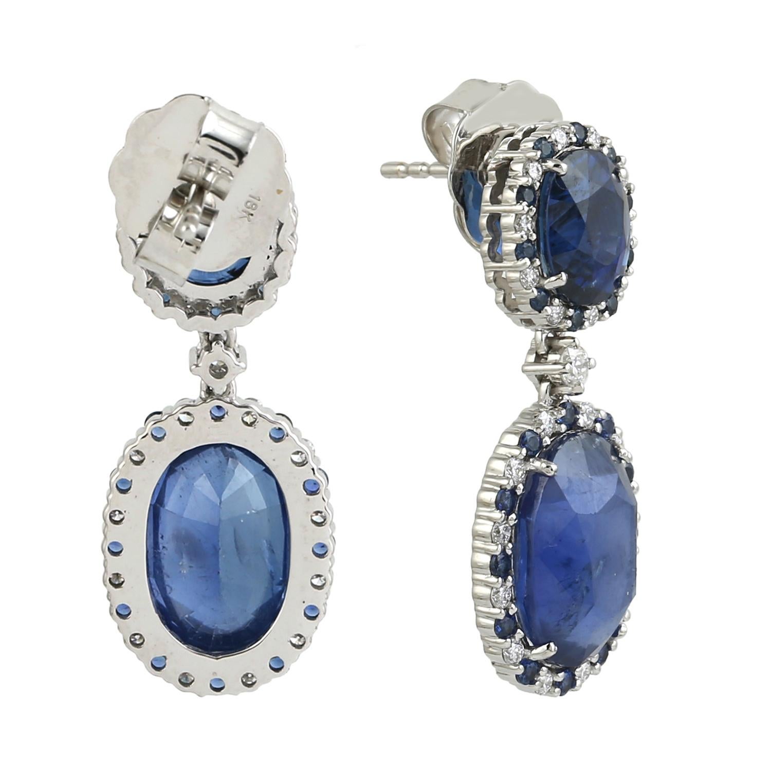Art déco Boucles d'oreilles pendantes en or blanc 18 ct 16.54 saphir bleu avec diamants en vente