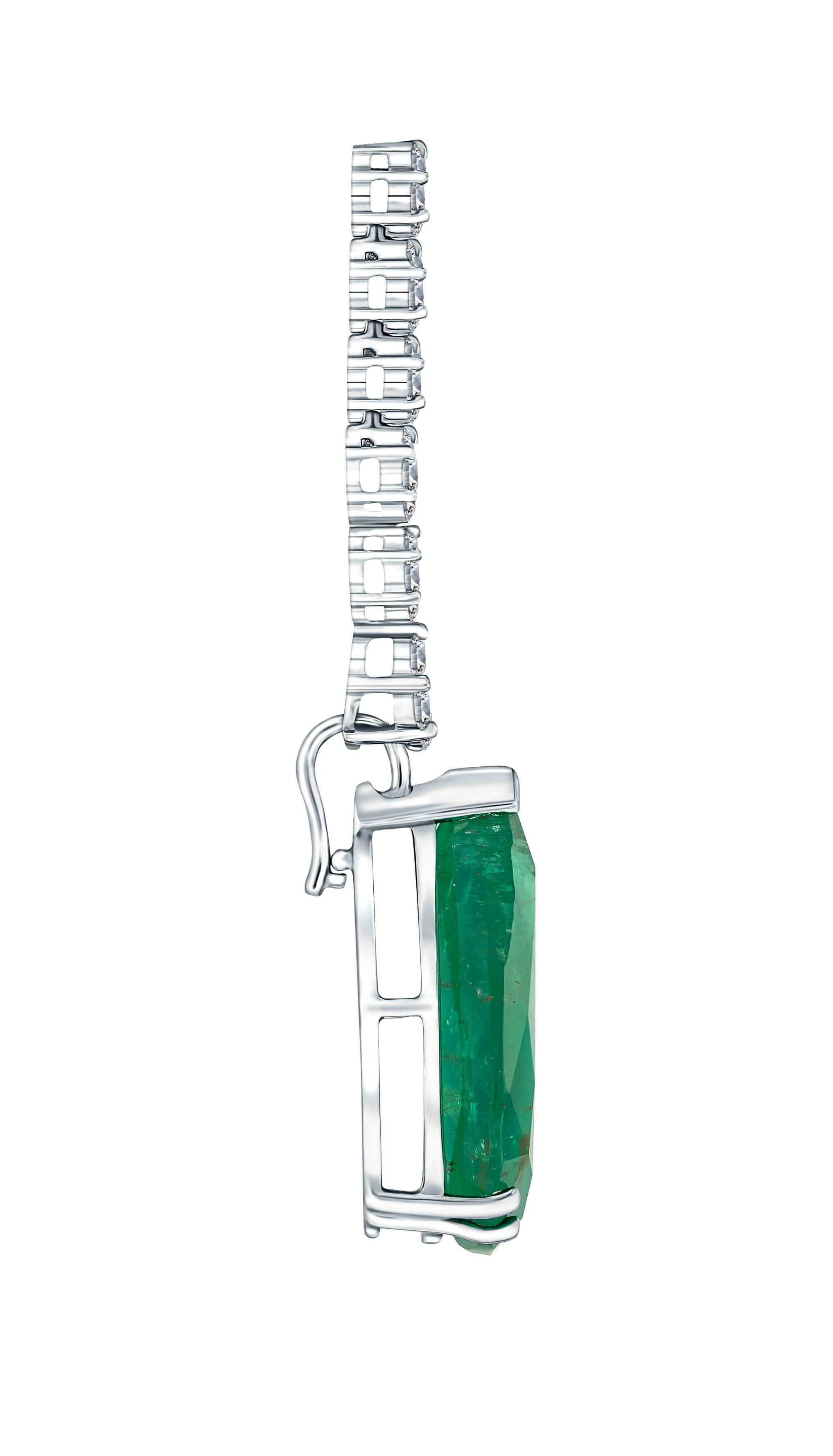 16.57 Carat Round Diamond Green Emerald Set in 18 Karat Gold Cluster Necklace For Sale 1