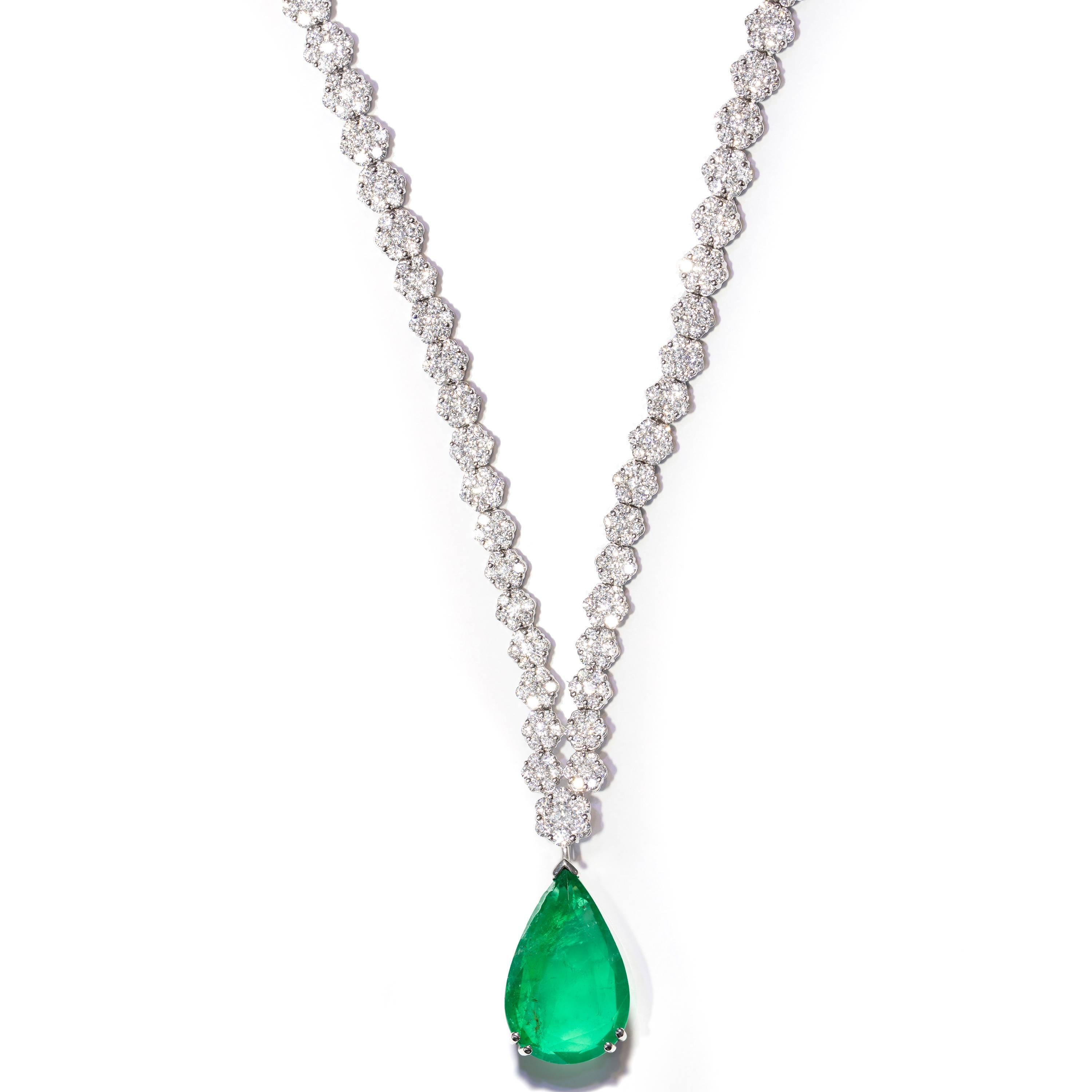 16.57 Carat Round Diamond Green Emerald Set in 18 Karat Gold Cluster Necklace 2