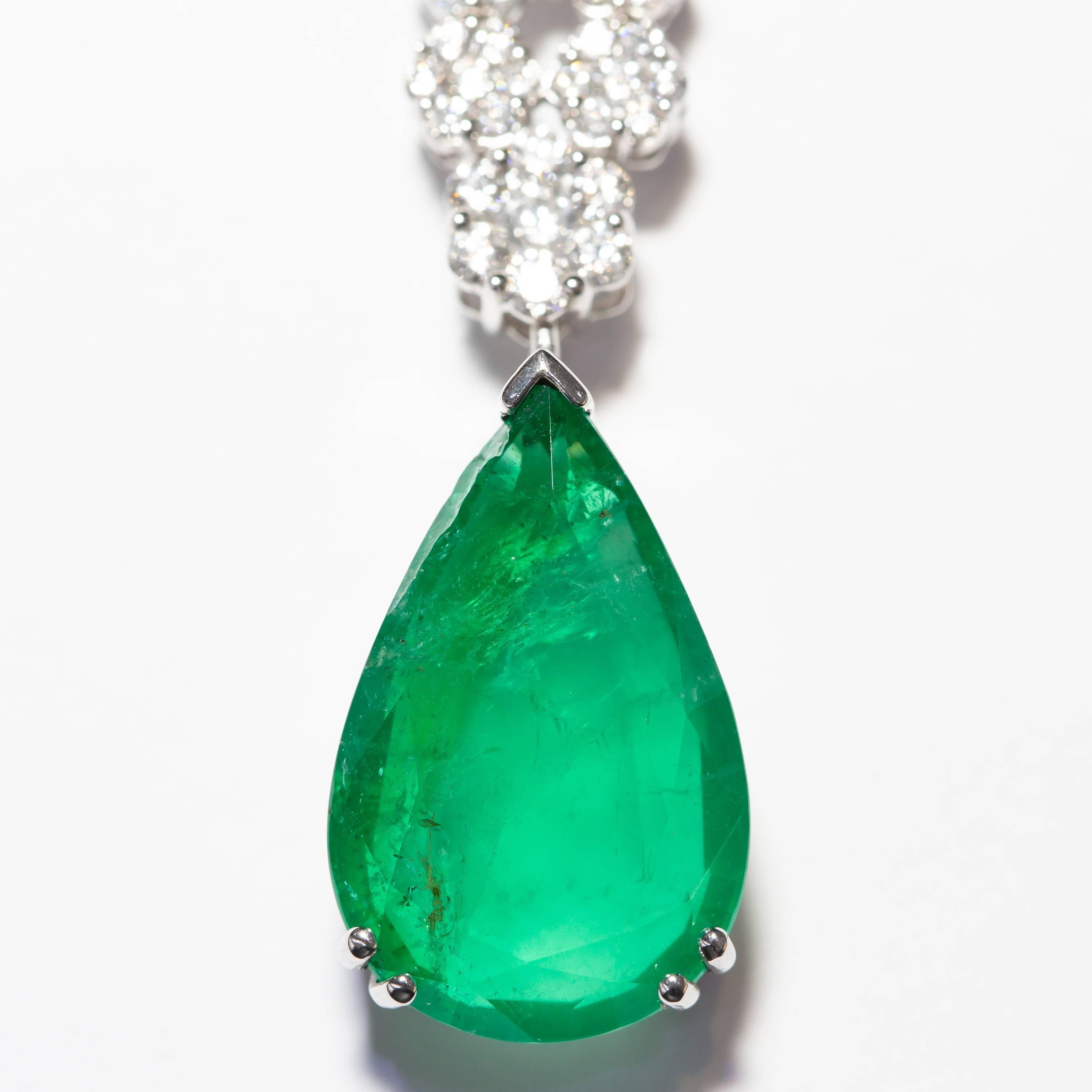 16.57 Carat Round Diamond Green Emerald Set in 18 Karat Gold Cluster Necklace For Sale 3