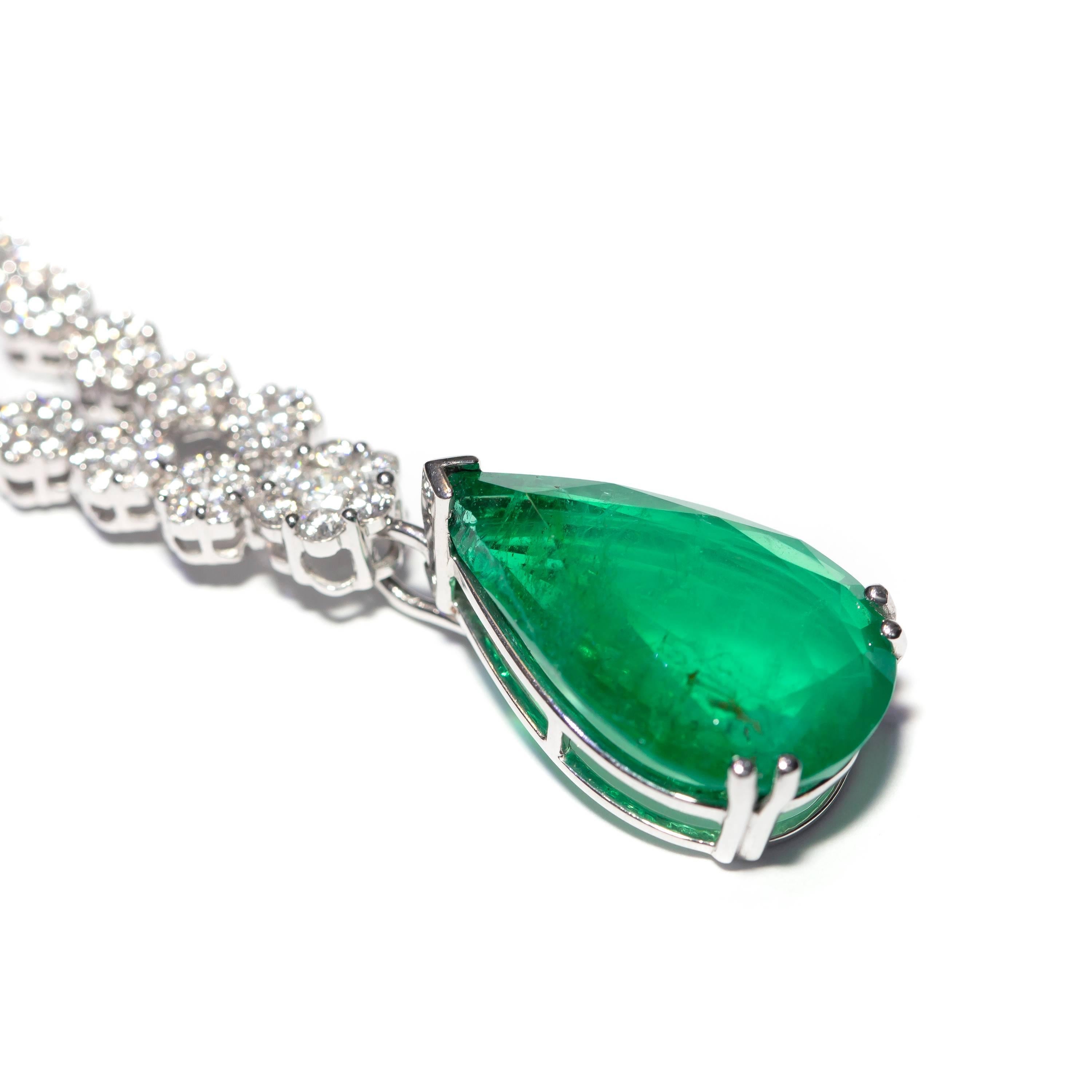 16.57 Carat Round Diamond Green Emerald Set in 18 Karat Gold Cluster Necklace 4