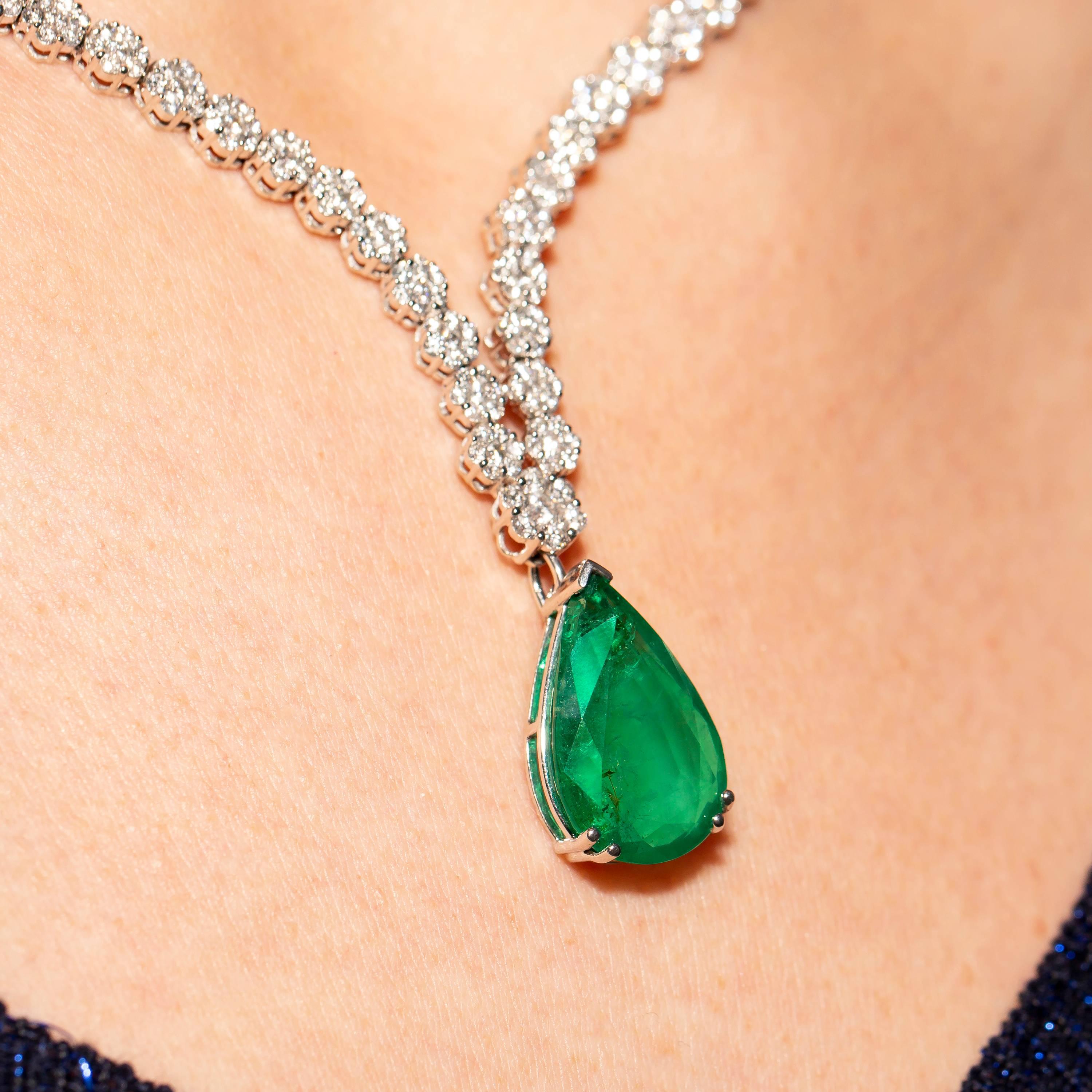 Pear Cut 16.57 Carat Round Diamond Green Emerald Set in 18 Karat Gold Cluster Necklace