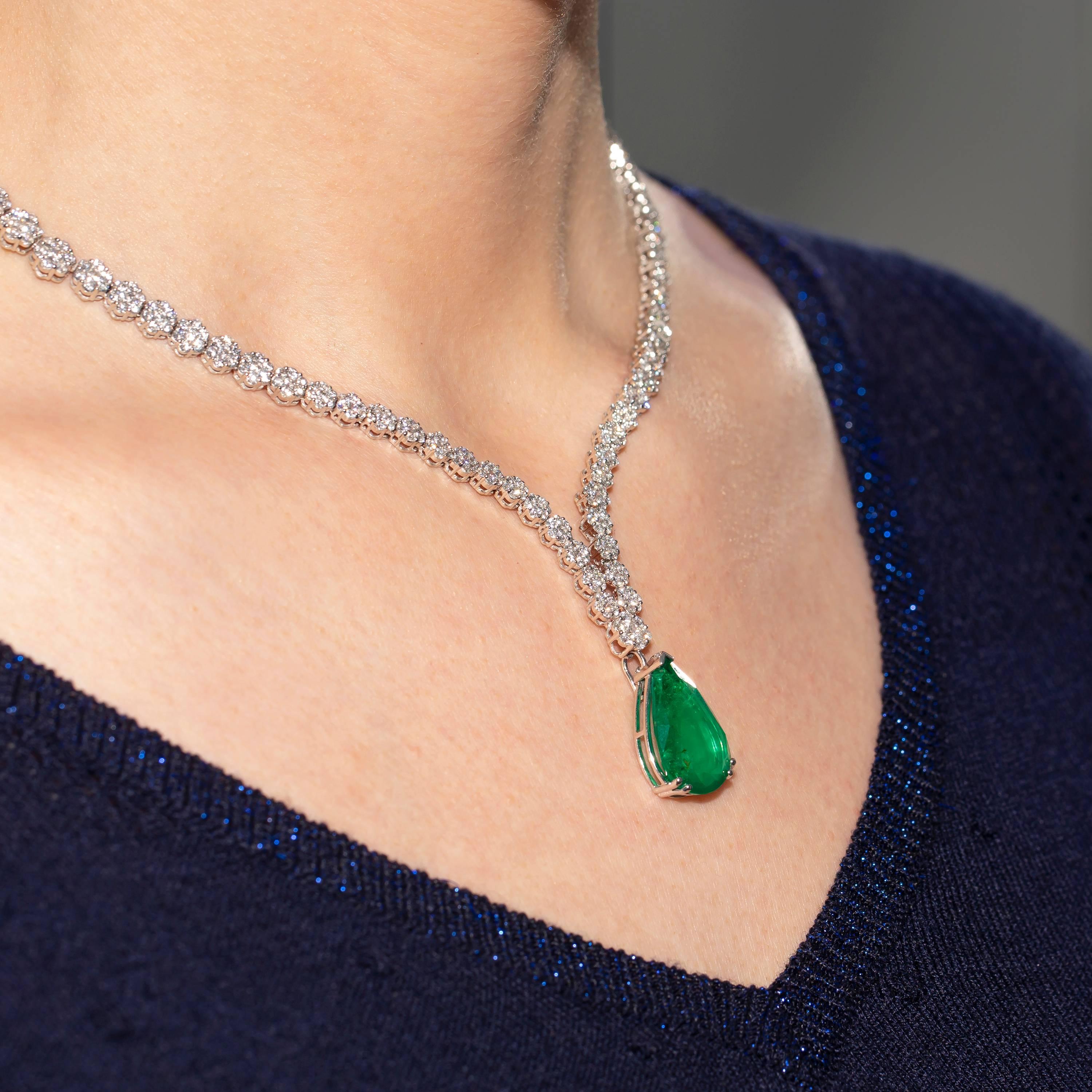 Women's 16.57 Carat Round Diamond Green Emerald Set in 18 Karat Gold Cluster Necklace For Sale
