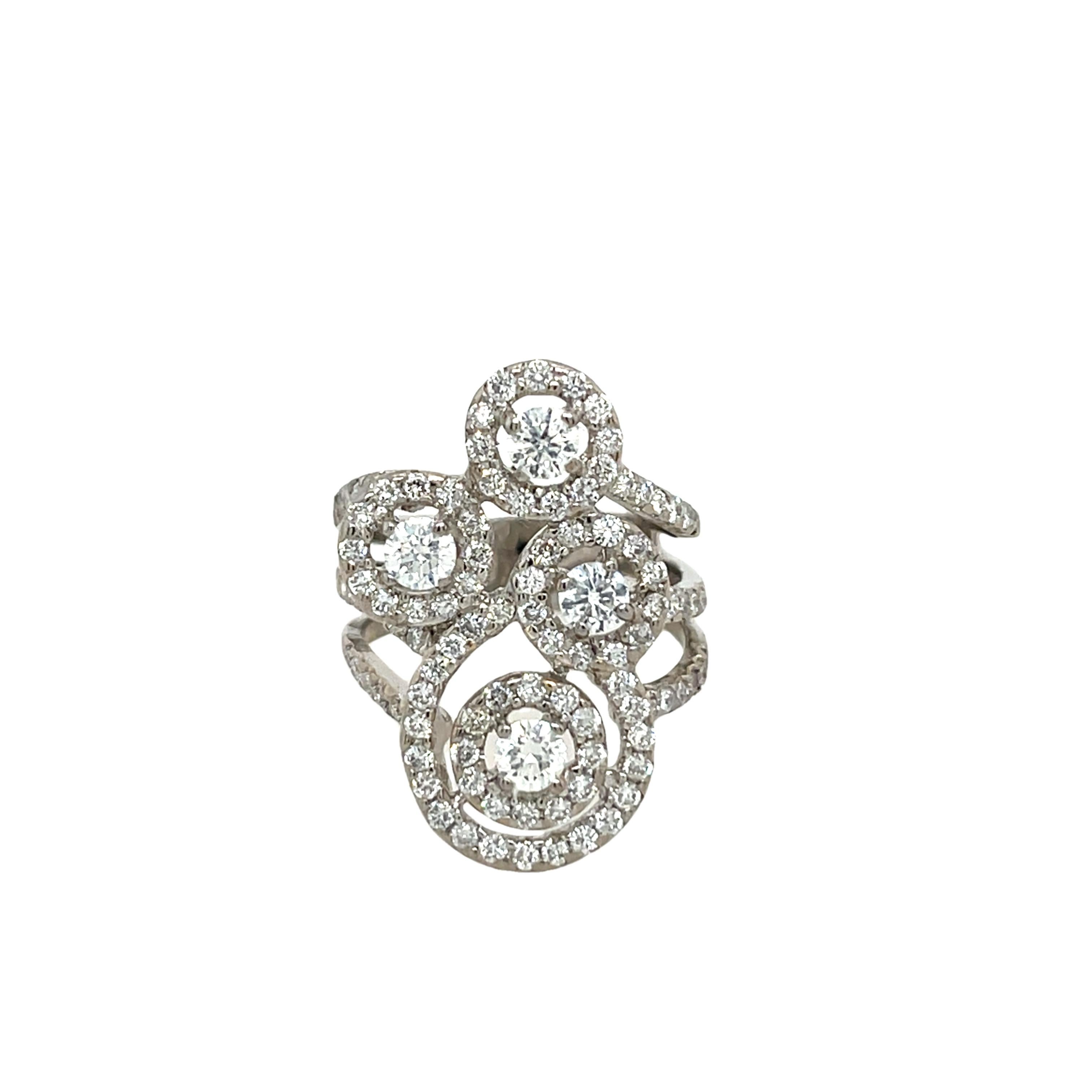 Elegant und zeitlos, dieser Diamantring für das Kleid 
ist aus 18 Karat Weißgold gefertigt und mit 1,65 Karat natürlichen Diamanten besetzt, 
fachmännisch eingestellt, um ihre Brillanz zu verstärken. 
Eine perfekte Wahl, um jedem Look einen Hauch