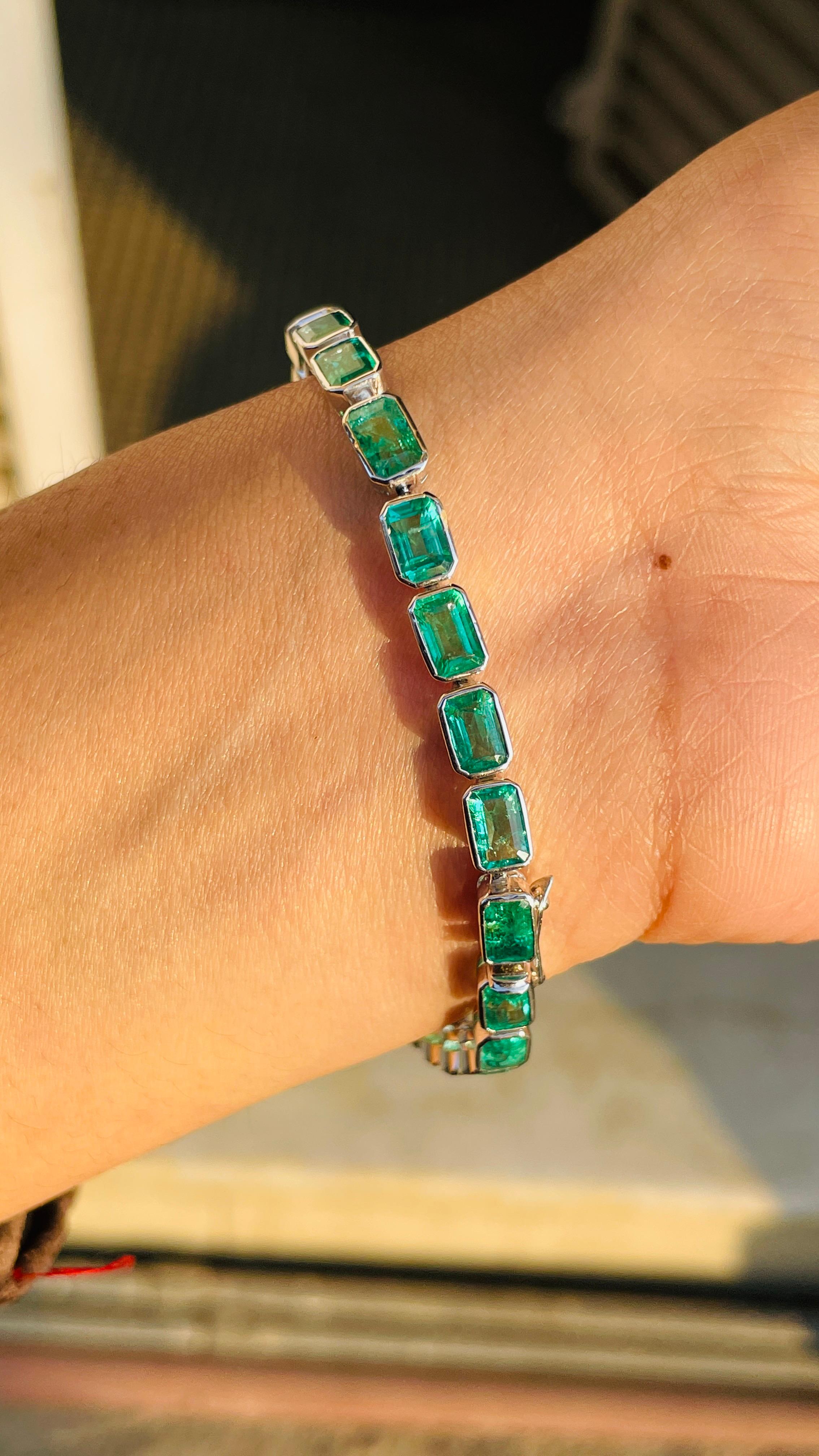 Emerald bracelet in 18K Gold. It has a perfect octagon cut gemstone to make you stand out on any occasion or an event.
A tennis bracelet is an essential piece of jewelry when it comes to your wedding day. The sleek and elegant style complements the