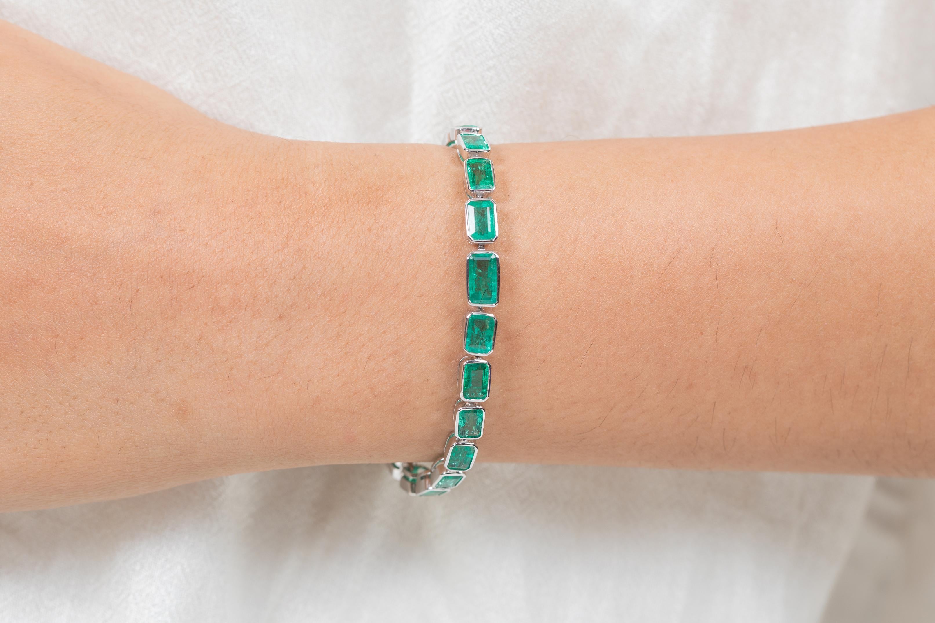 Moderne Bracelet tennis octogonal vert émeraude 16,5 carats en or blanc 18 carats en vente